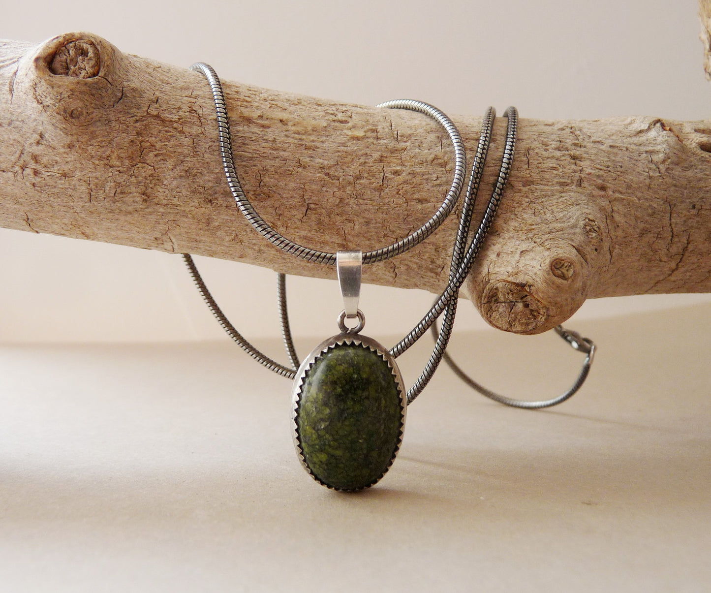 Zilveren herenketting met groene Serpentijn hanger