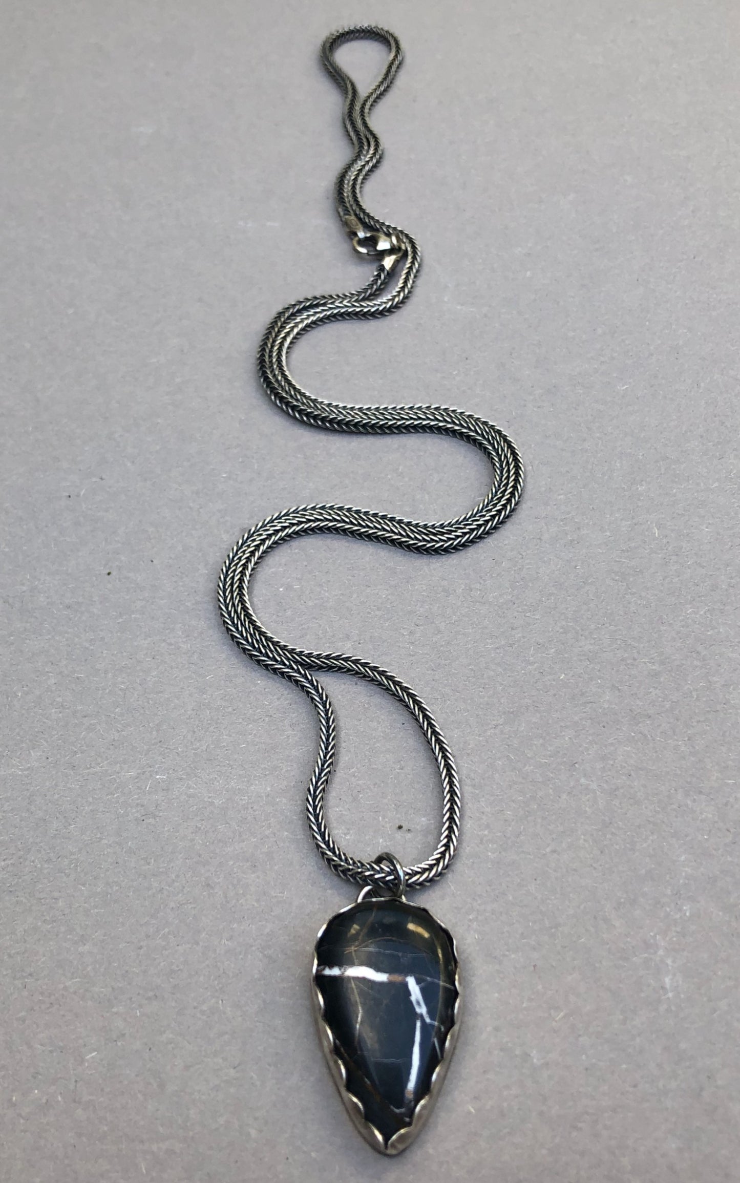 Coole Herrenhalskette mit weißem Büffel-Tropfen-Anhänger