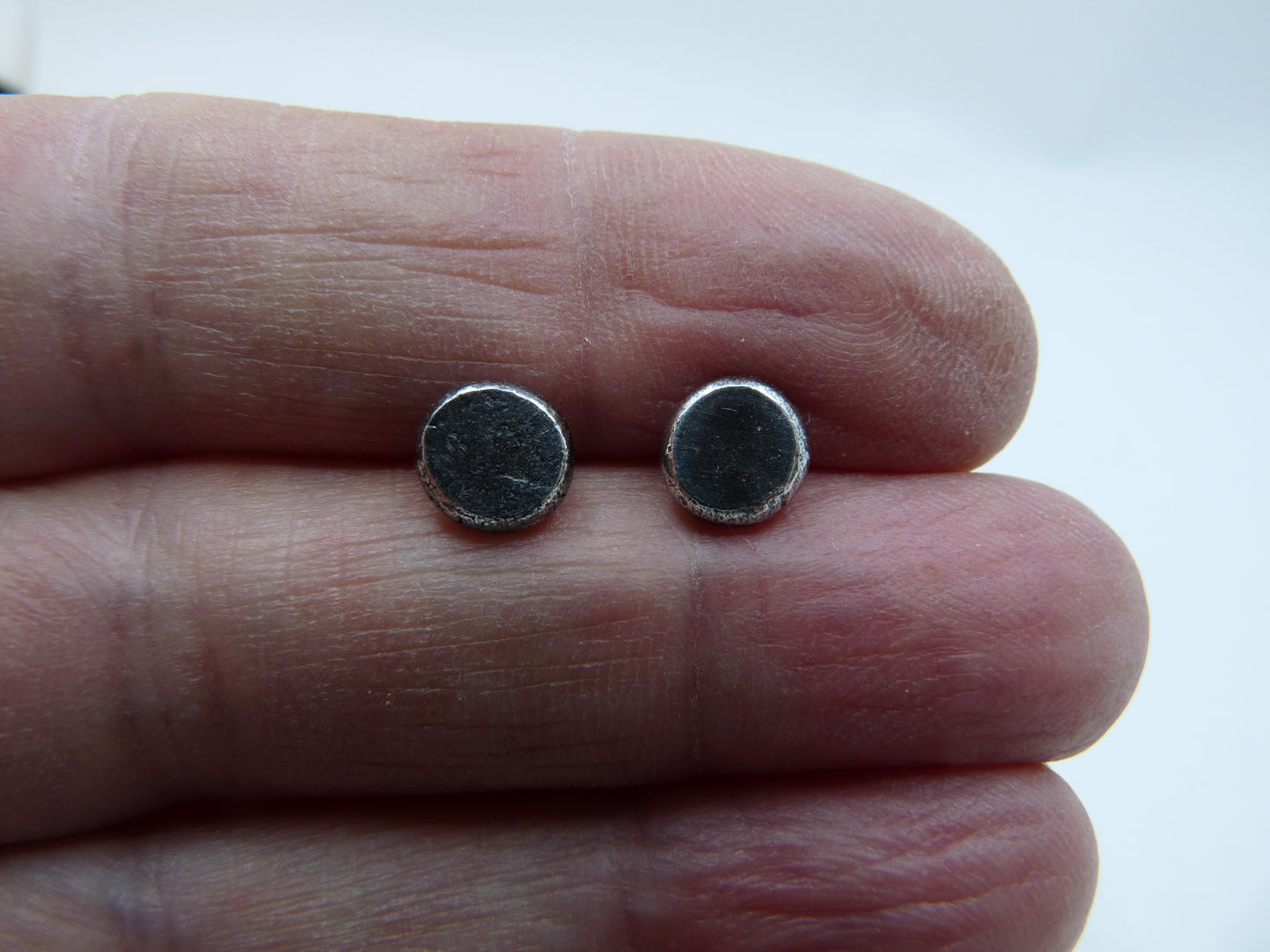 Heren oorknopjes in ruw zilver, sieraden uit Enkhuizen