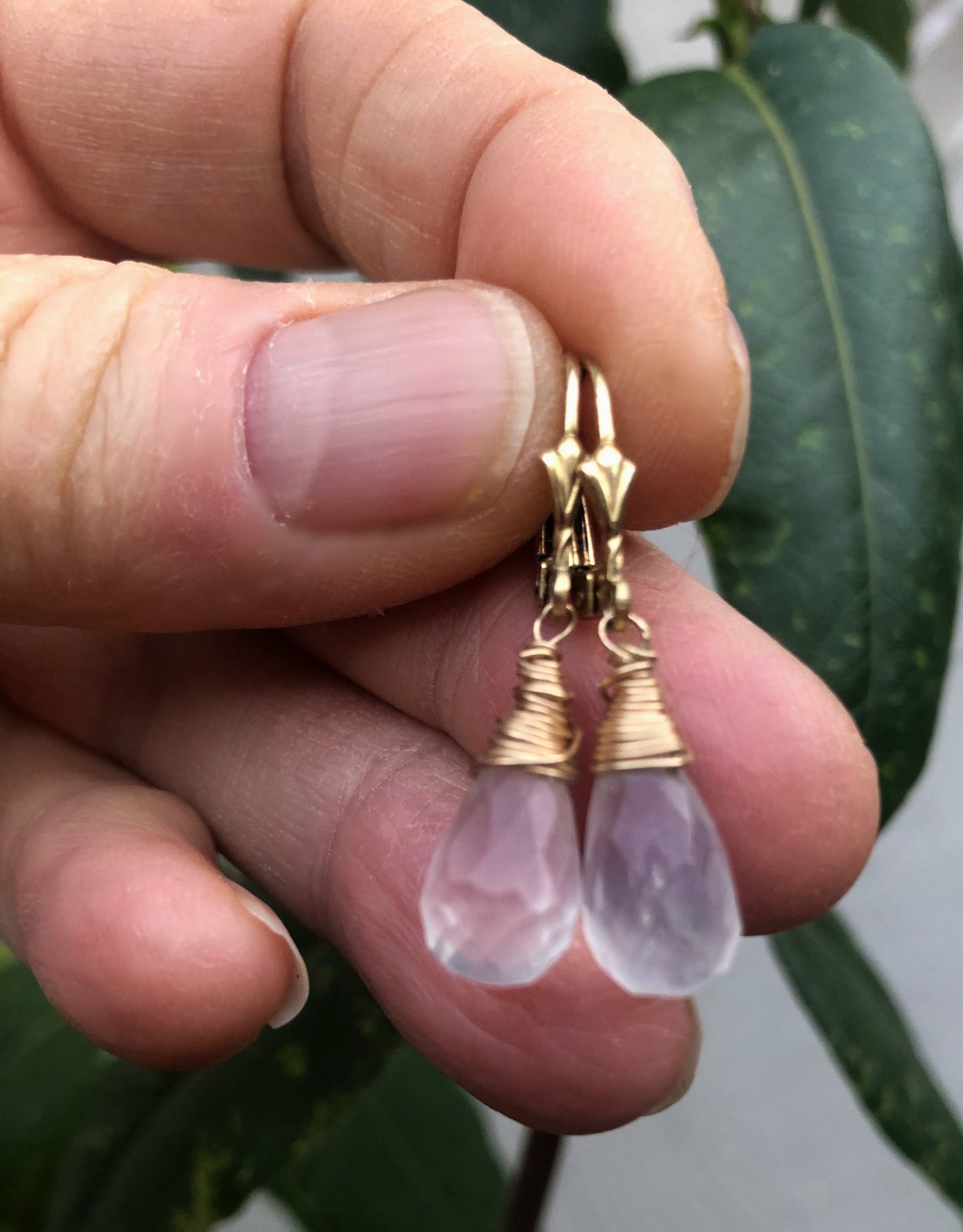 14k Goldfilled oorbellen met Chalcedoon druppel voor dames – elegant en handgemaakt