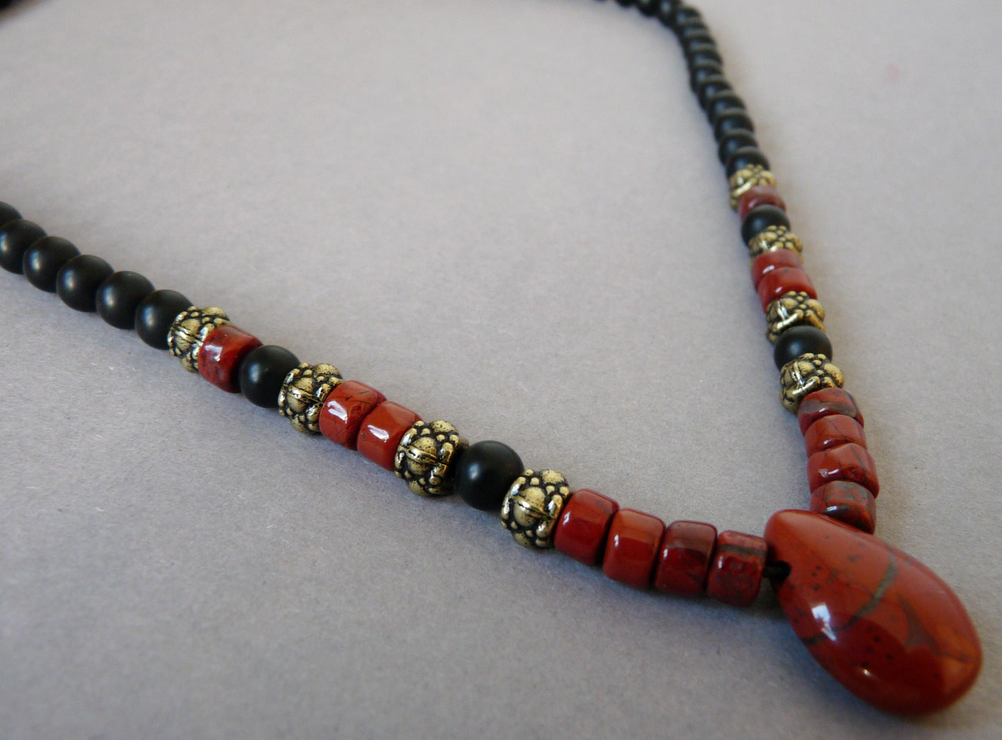 Herrenkette mit Onyx und rotem Jaspis – markant und bedeutungsvoll