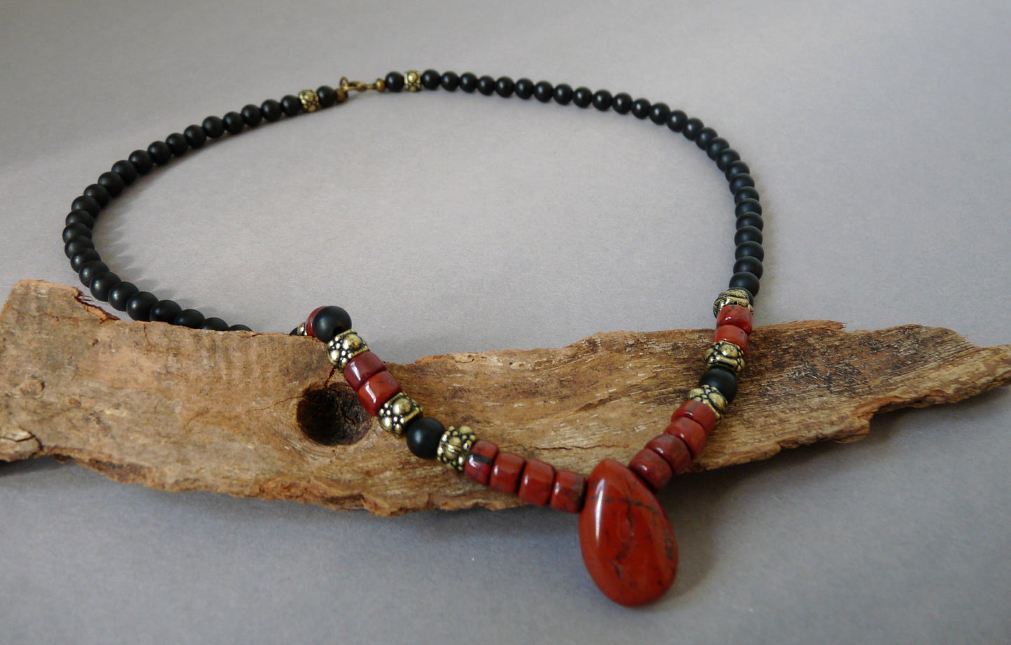 Herrenkette mit Onyx und rotem Jaspis – markant und bedeutungsvoll