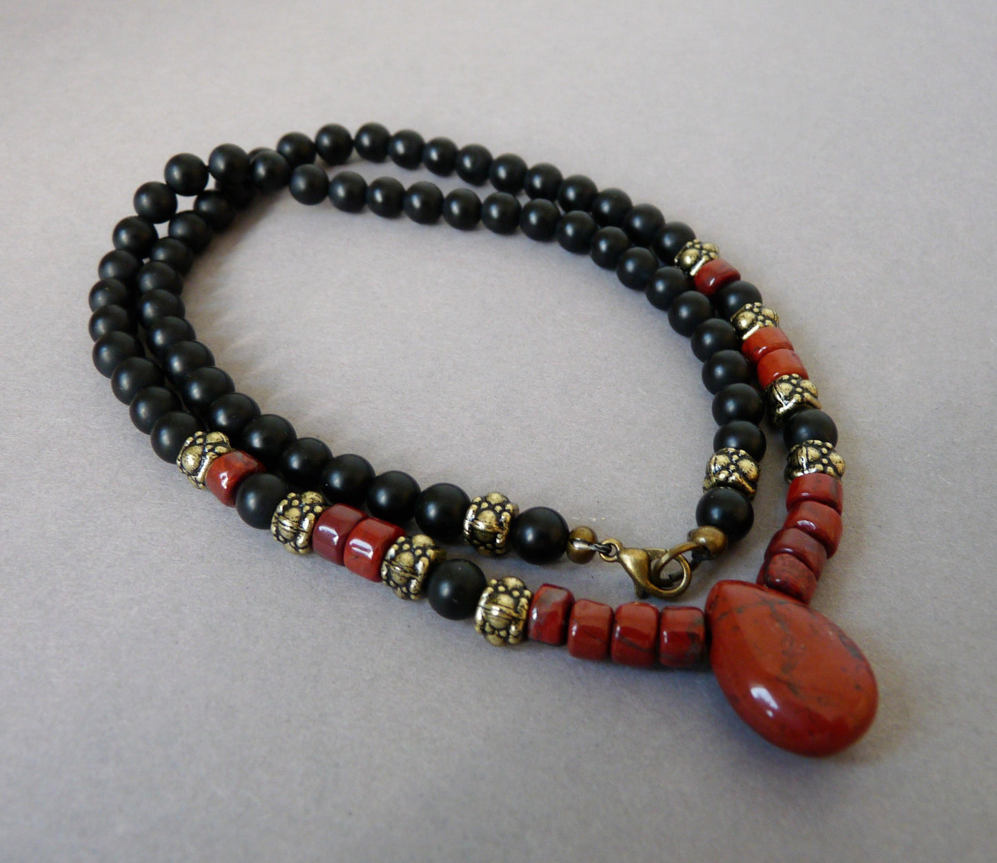 Herrenkette mit Onyx und rotem Jaspis – markant und bedeutungsvoll