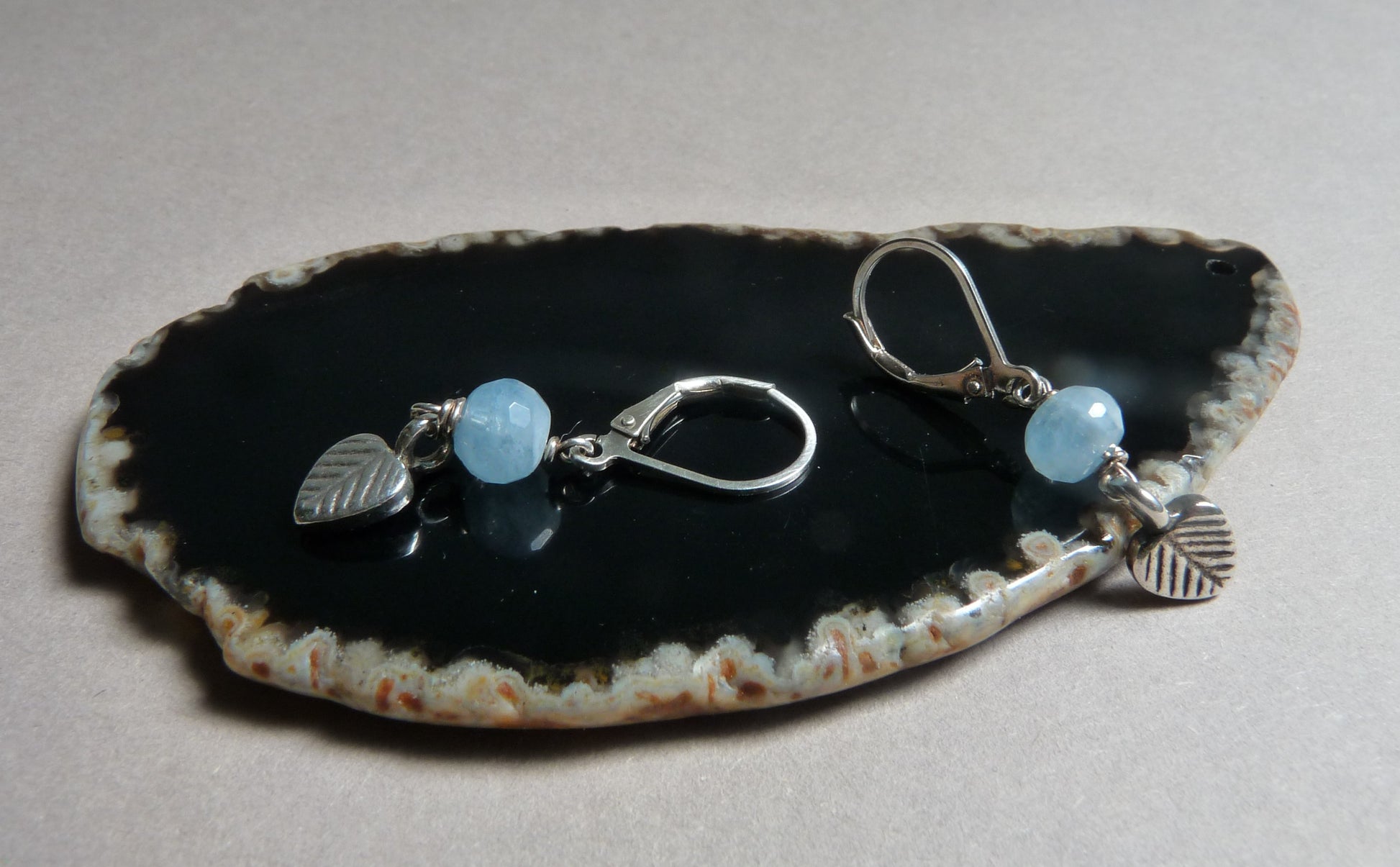 oorbellen met aquamarijn en blaadjes handgemaakt