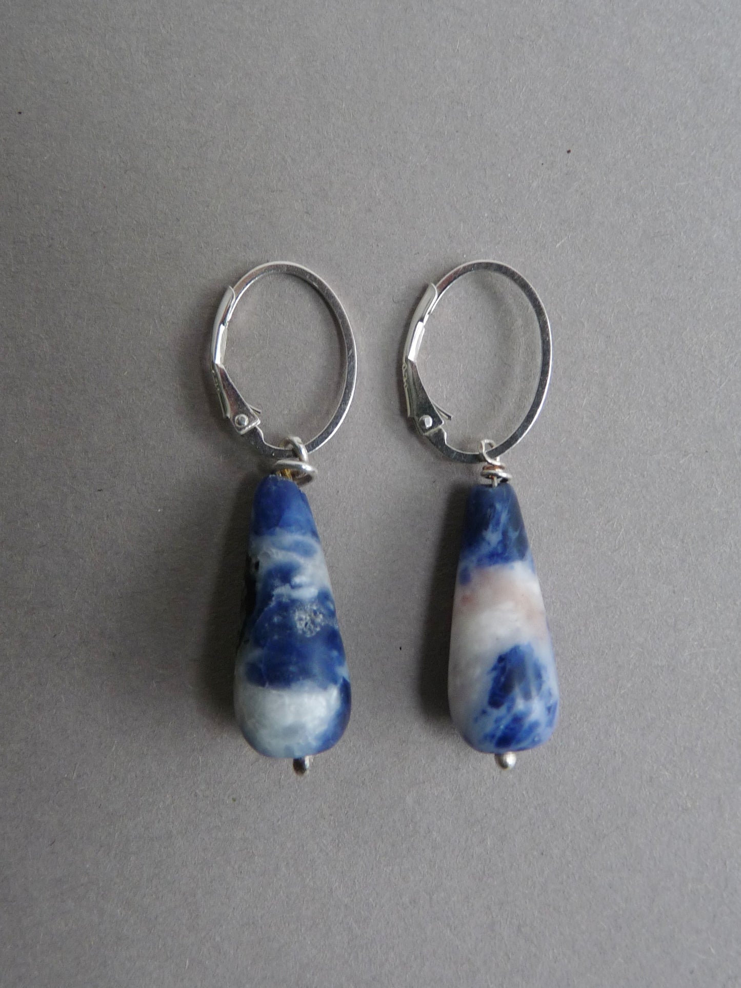 oorbellen met blauw wit sodaliet steen