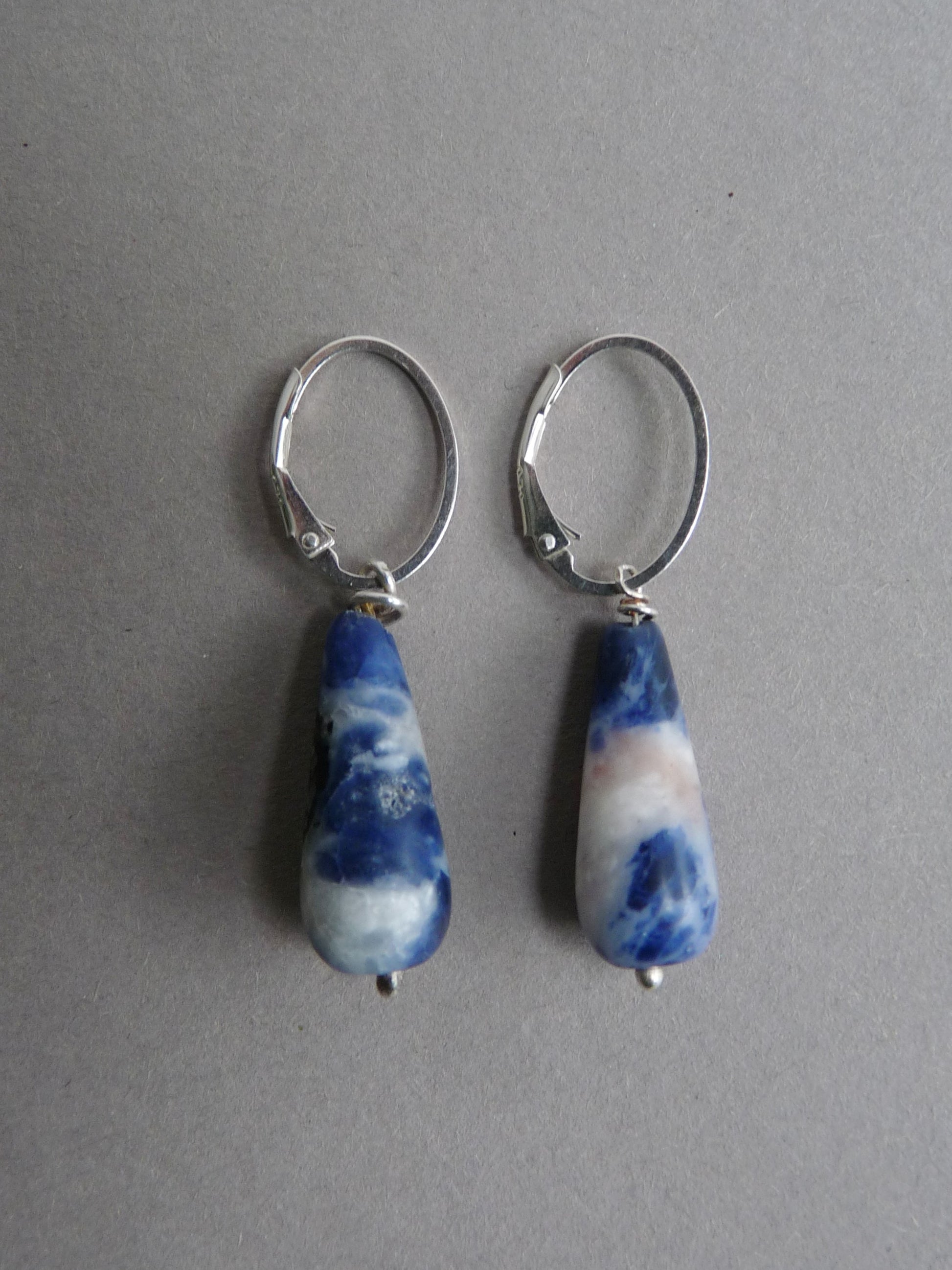 oorbellen met blauw wit sodaliet steen