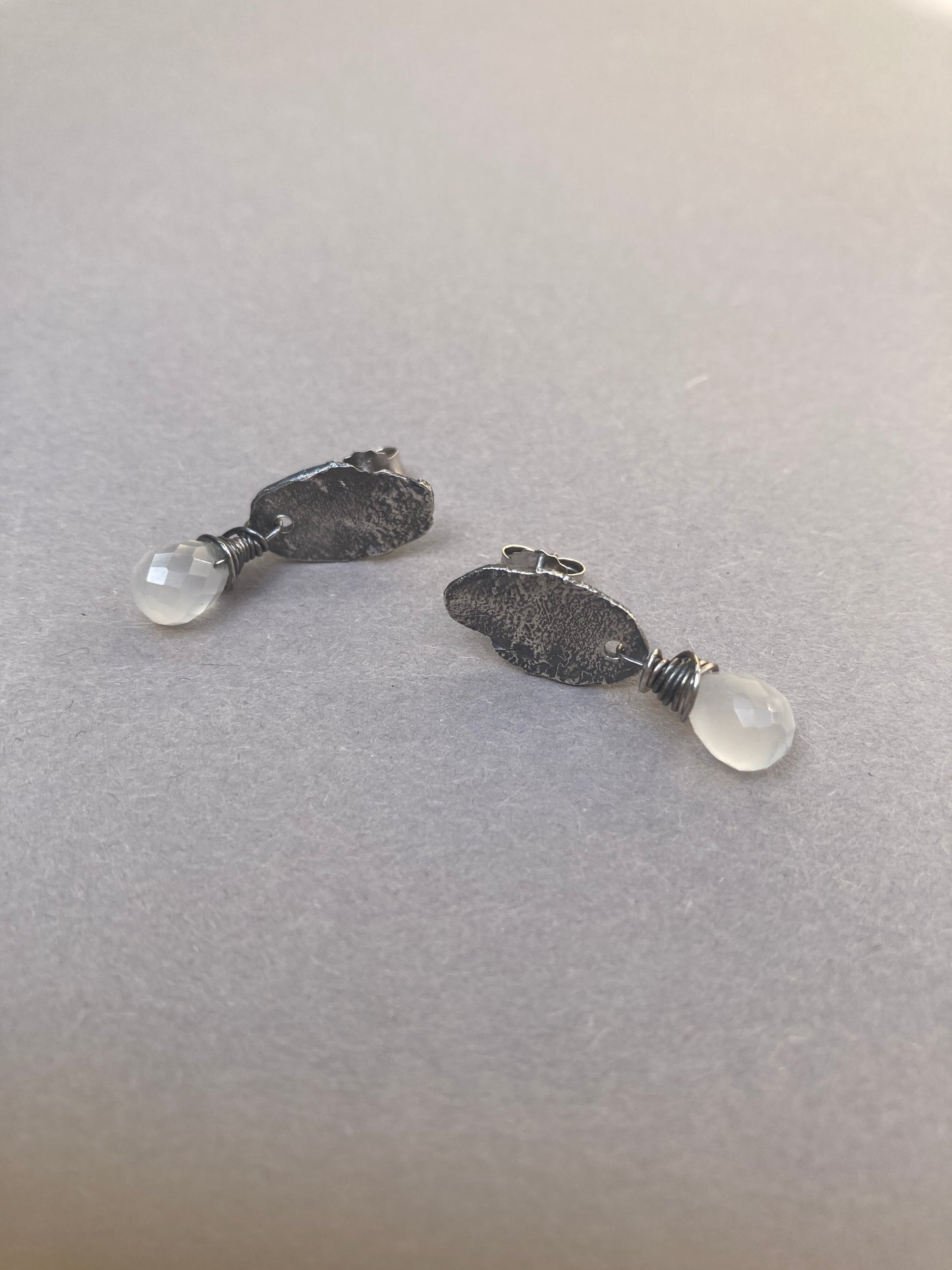 Handgefertigte Ohrringe aus Sterlingsilber mit Mondsteintropfen