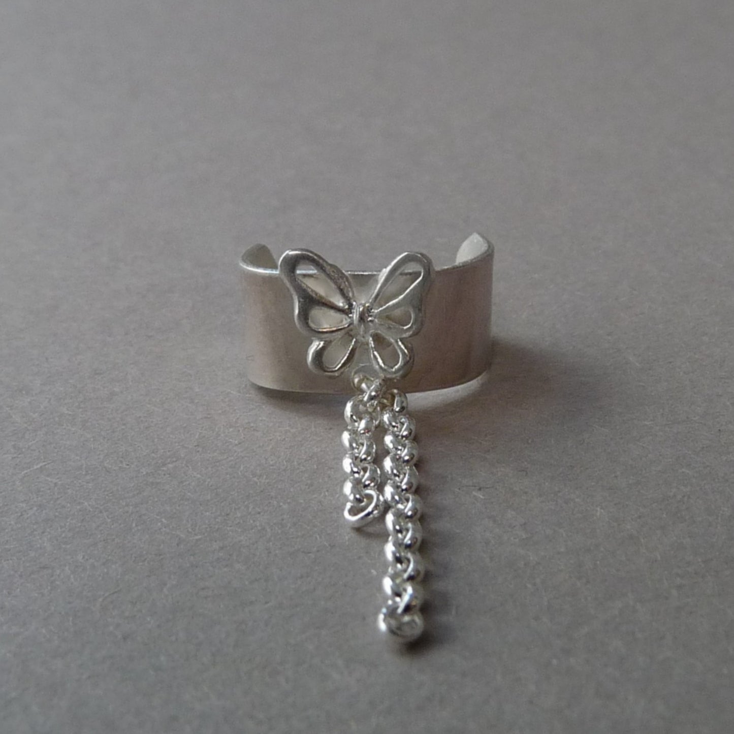 Zilveren ear cuff met vlinder en kettinkje – oor klem zonder gaatje