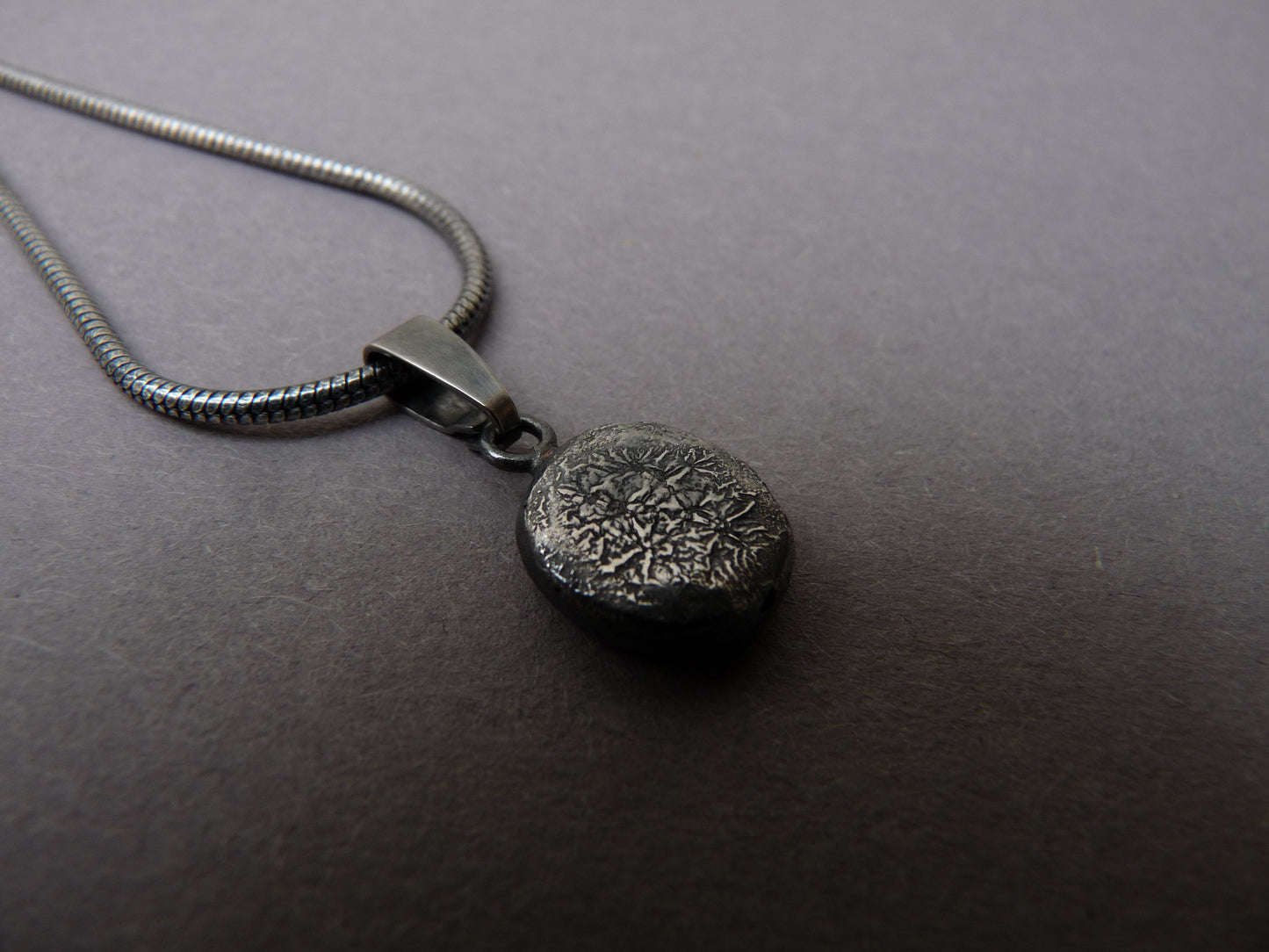 Handgemaakte ruw zilveren heren ketting voor de moderne man