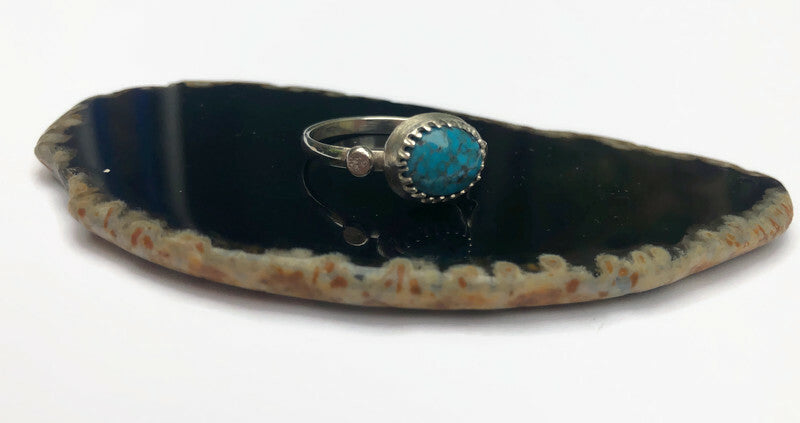 Handgefertigter Silberring mit türkisfarbenem Stein
