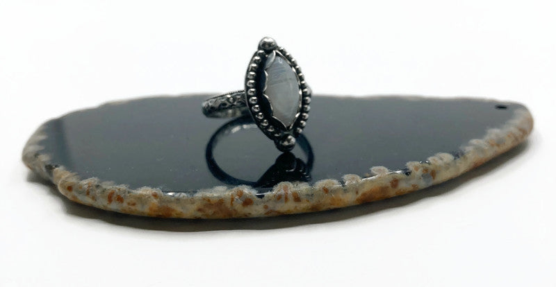 Einzigartiger handgefertigter Ring mit Mondstein