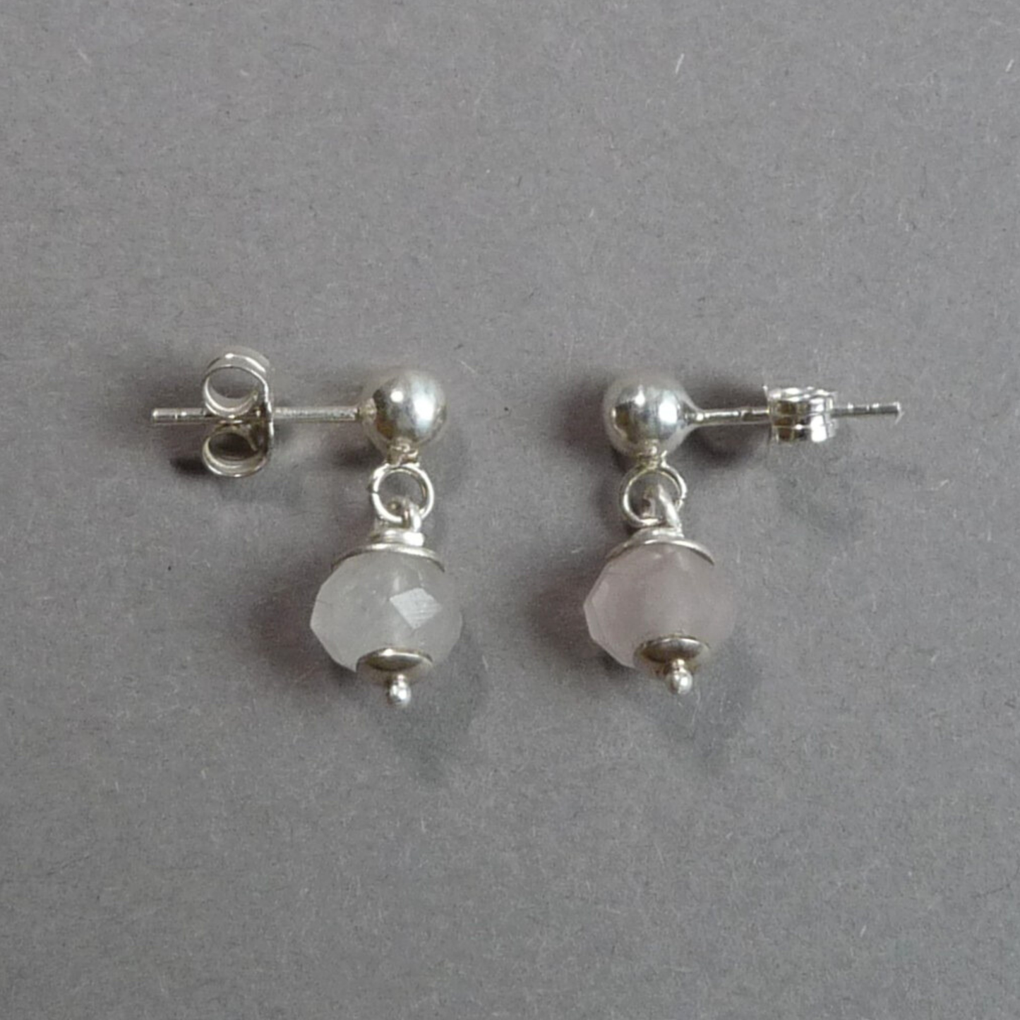 Zilveren knopjes oorbellen voor dames met Rozenkwarts
