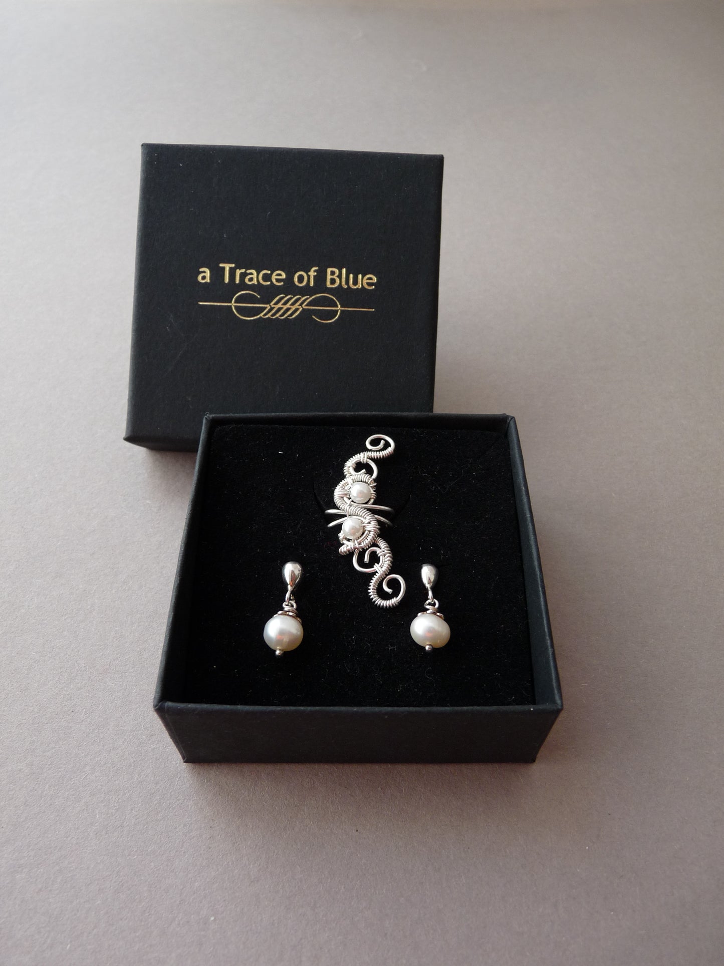 Bridal earrings pearl - Silver studs | a Trace of Blue