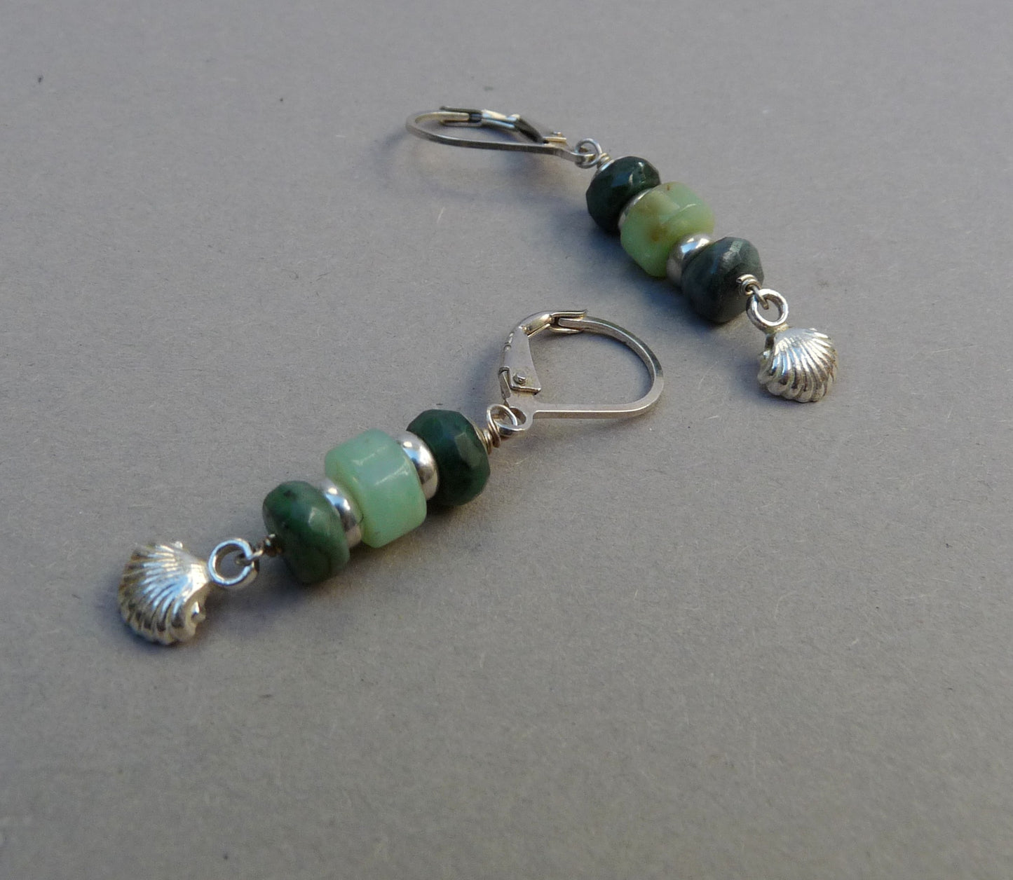 Lange Silberohrringe mit Smaragd und Amazonit