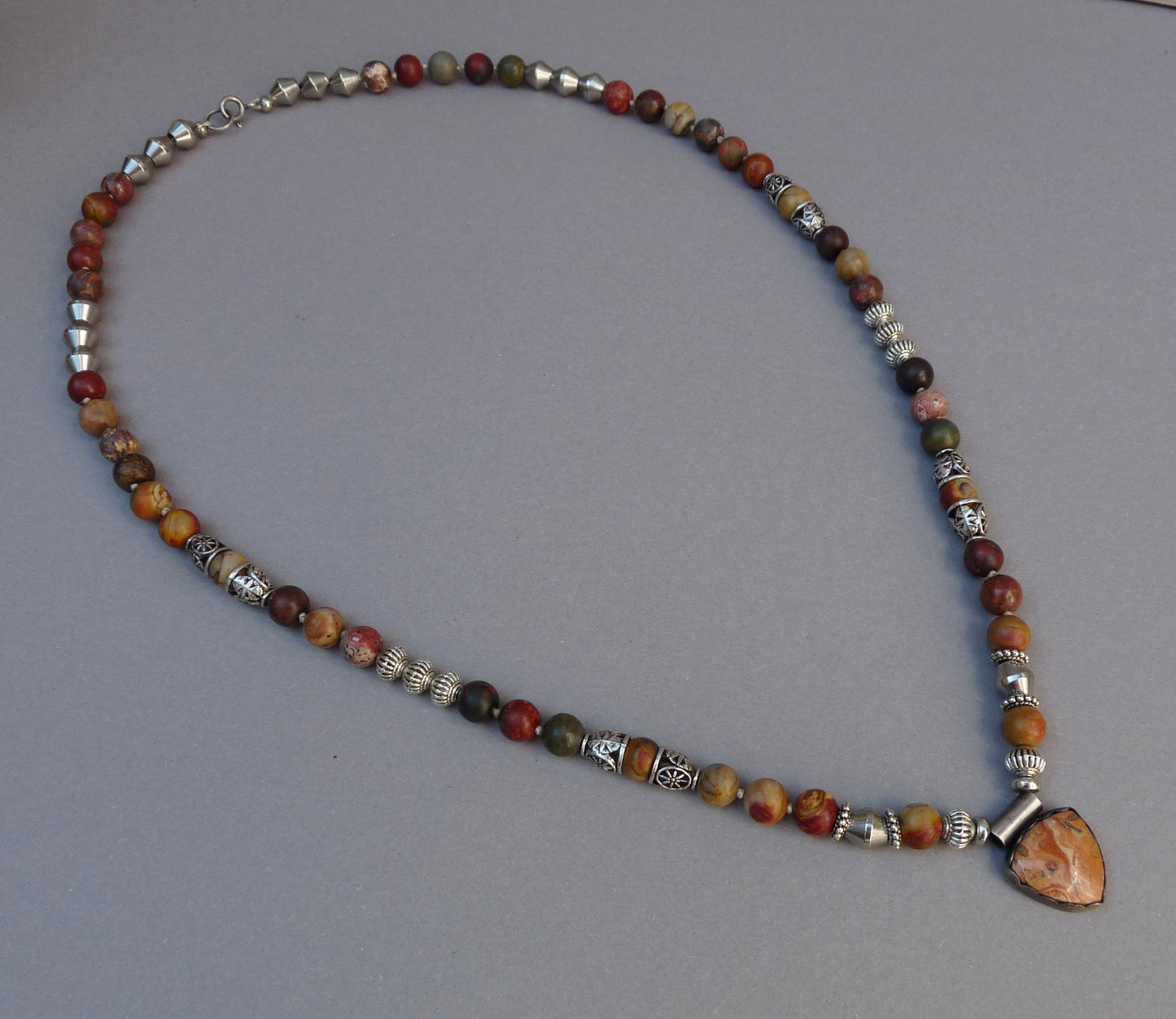 Einzigartiger Schmuck in Westfriesland – Robuste Herrenhalskette aus Jaspis und Edelstahl