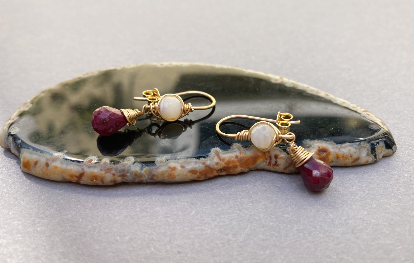 14k Goldfilled oorbellen met Parelmoer en Robijn