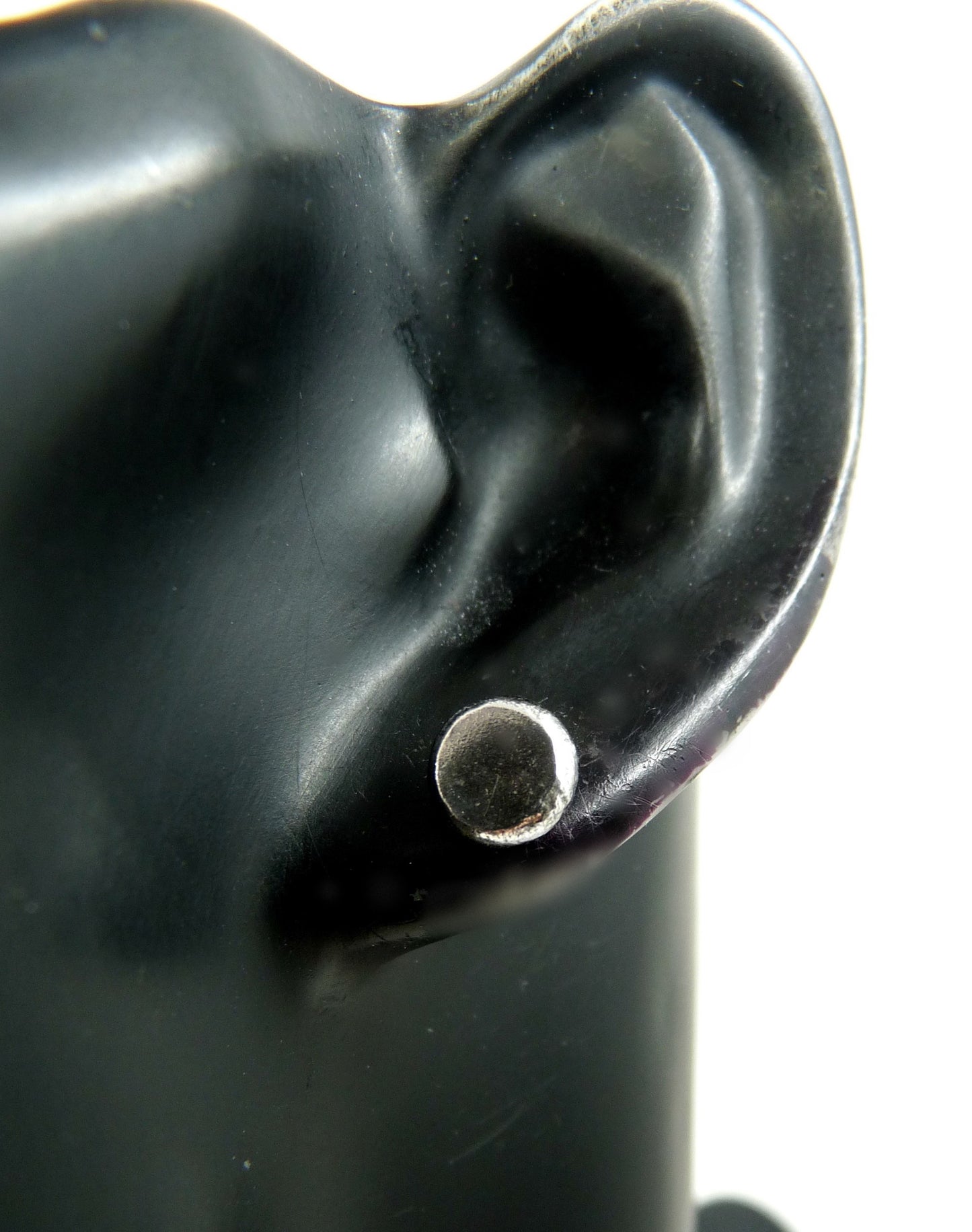 Heren oorknopjes in ruw zilver, sieraden uit Enkhuizen