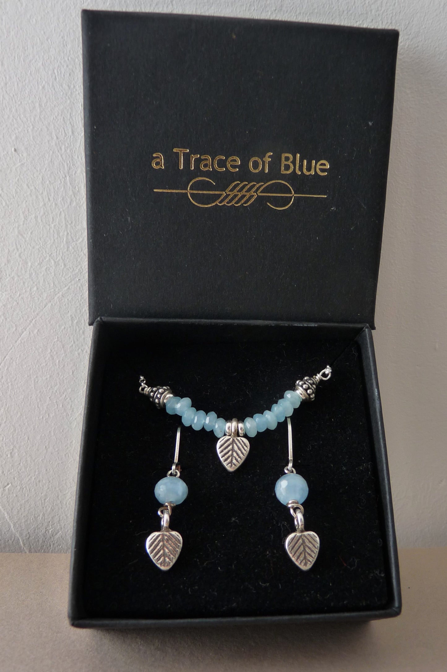 Zilveren ketting met Aquamarijn en blaadje