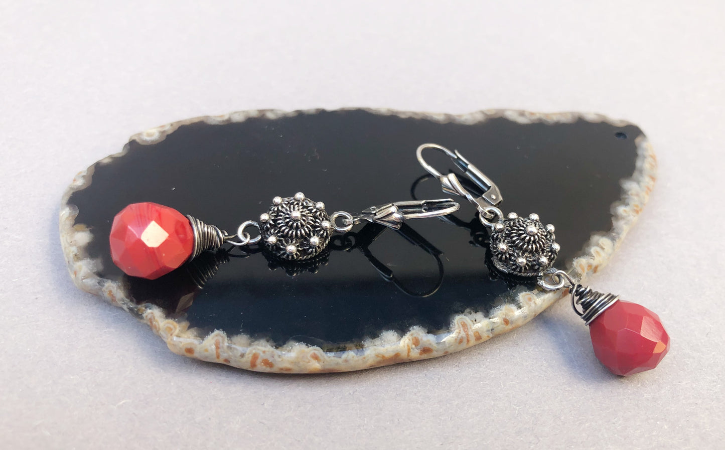 Zeeland-Knopf-Ohrringe mit Karneol – Handgefertigt in Enkhuizen, Westfriesland