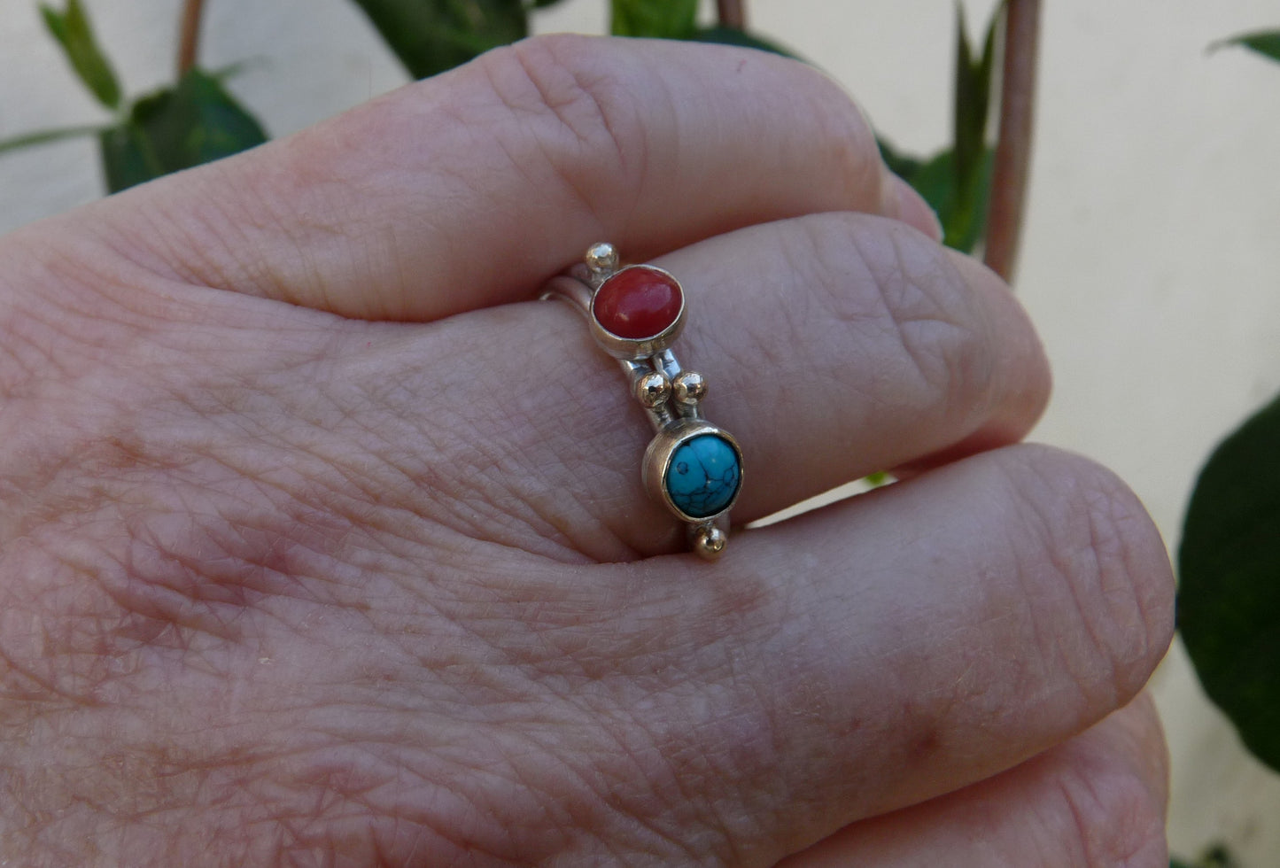 Gouden stapelringen set met koraal en turquoise – Handgemaakt | Zee en Koraal Set