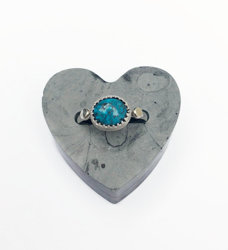 Handgefertigter Silberring mit türkisfarbenem Stein