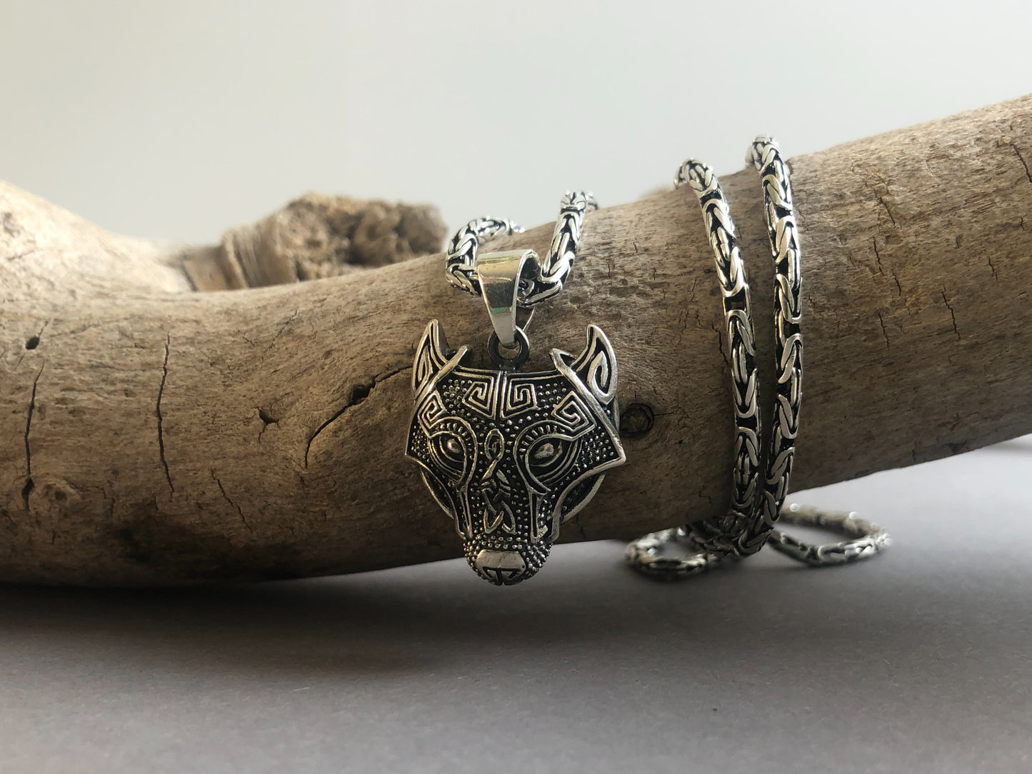 Silberne byzantinische Herrenhalskette mit Wolfskopf-Anhänger