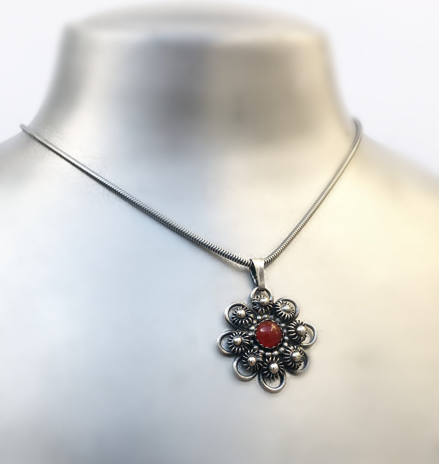 Zeeuwse Knoop Hanger met Carneool • Handgemaakt Zilveren Sieraad met Betekenis