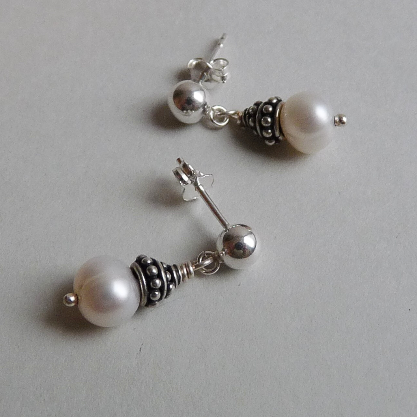 Silberne Herrenohrringe – Herren-Ohrstecker mit Perle (jeweils)