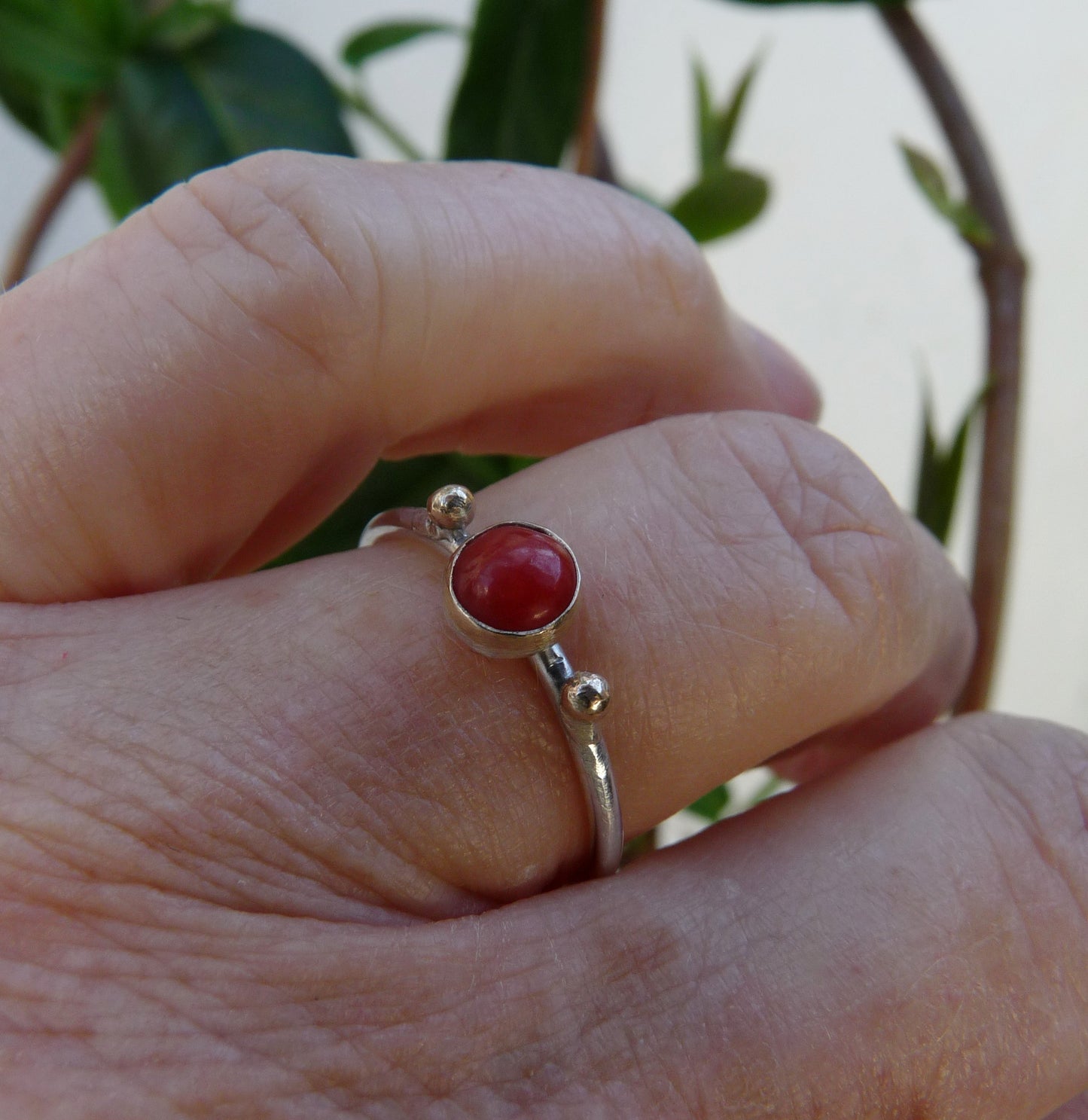 Dezenter Schiebering mit Koralle und 14 Karat Golddetails – Handgefertigtes Silber