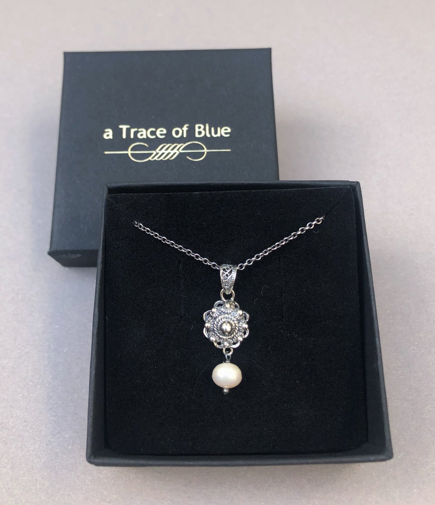 Dutch Knot Necklace with Pearl – Timeless Elegance