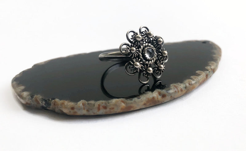 Handgefertigter Knotenring aus Zeeland mit Topas