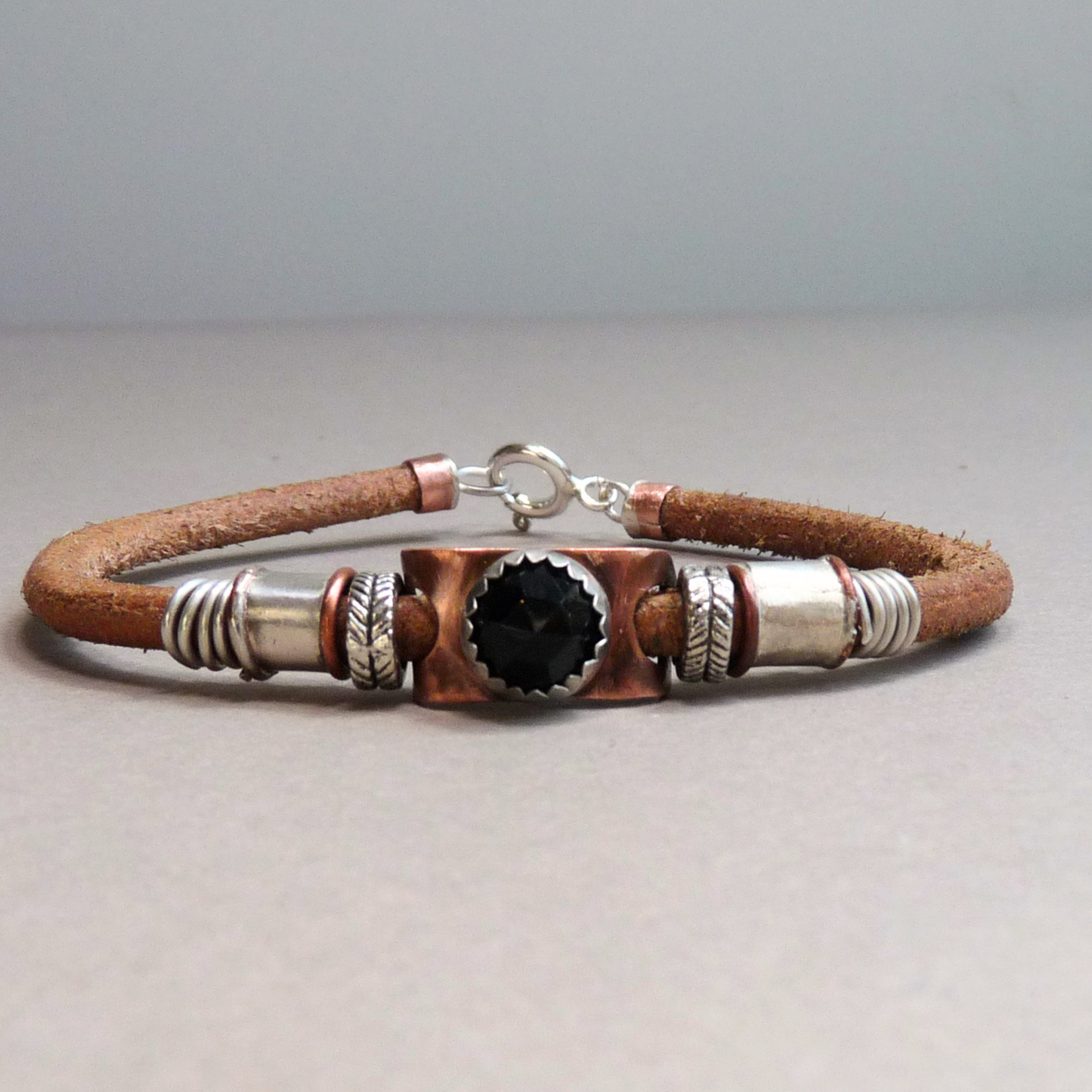 Handgemaakte leren heren armband met onyx, zilver en koper