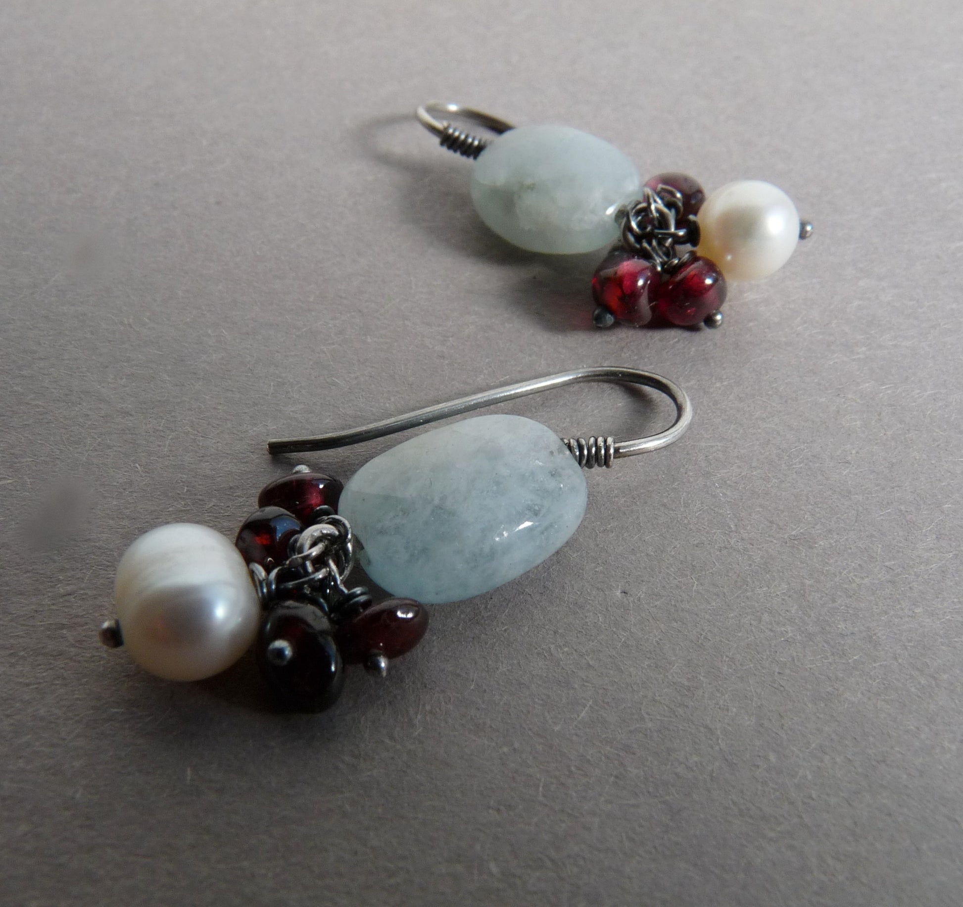 zilveren bruidsoorbellen met parel en granaat