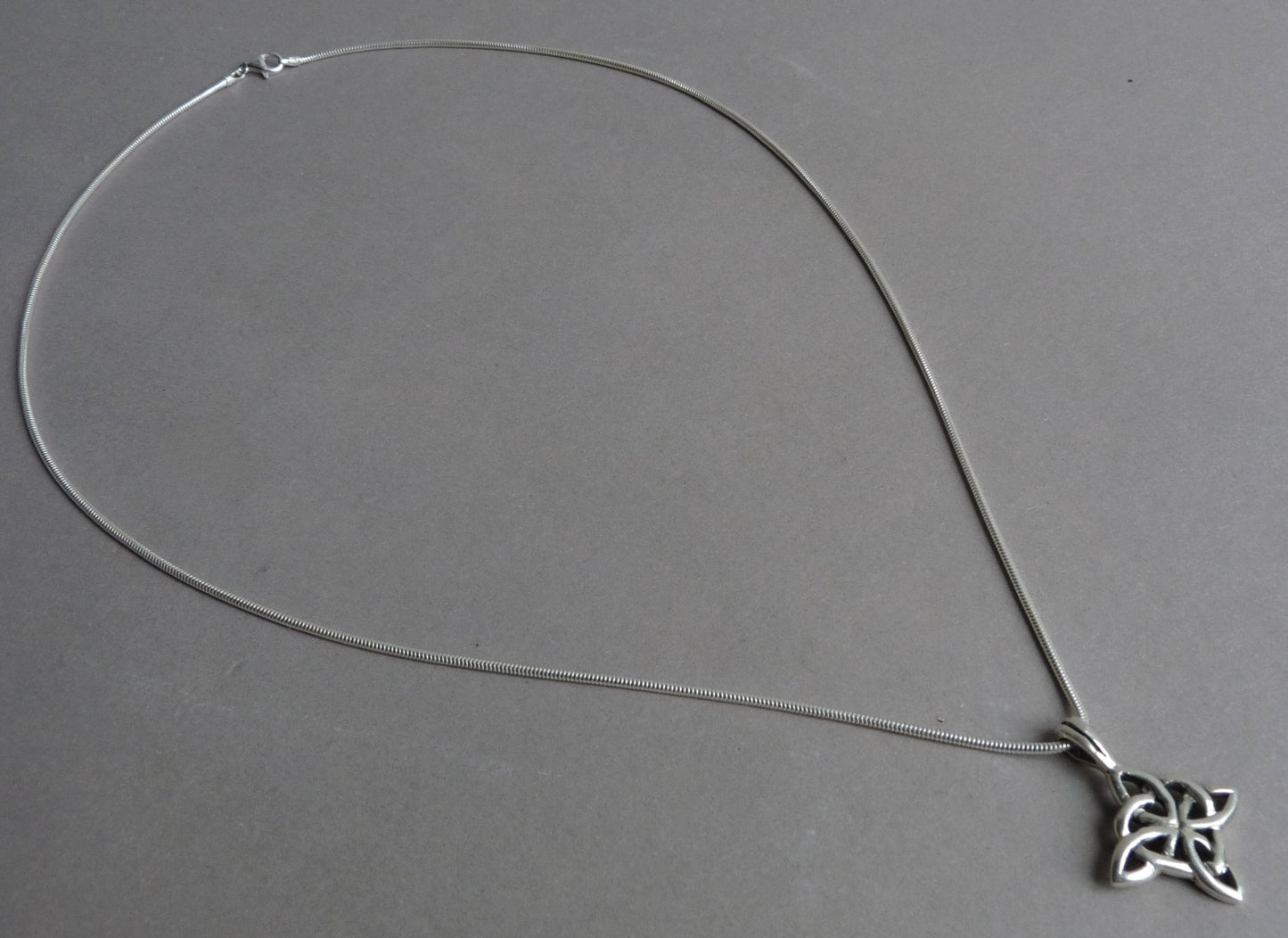 Silberne Herrenkette mit Anhänger – cooler Handmade-Style