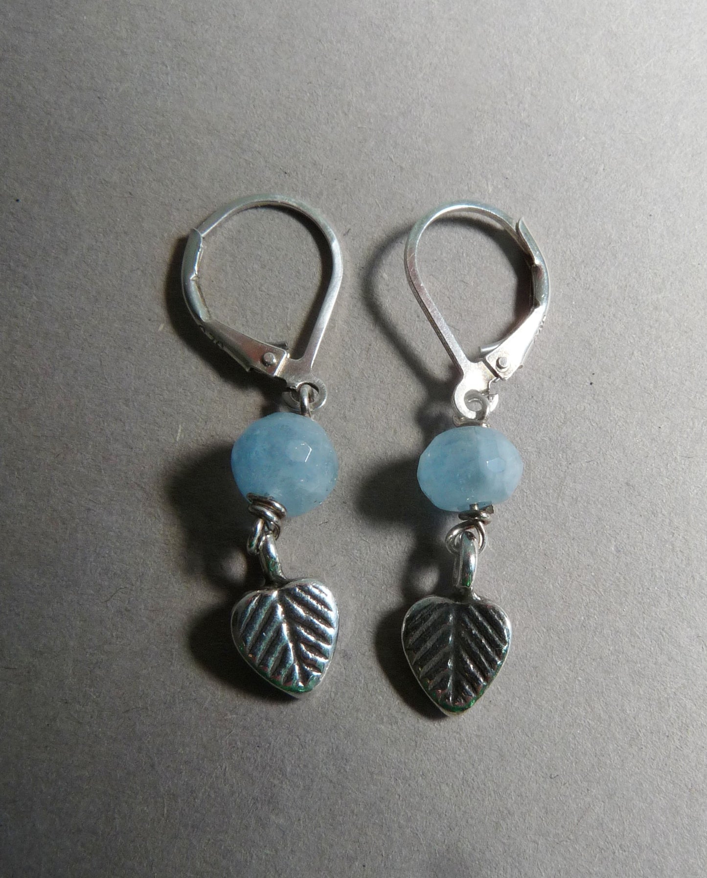 zilveren oorbellen aquamarijn blaadjes closeup