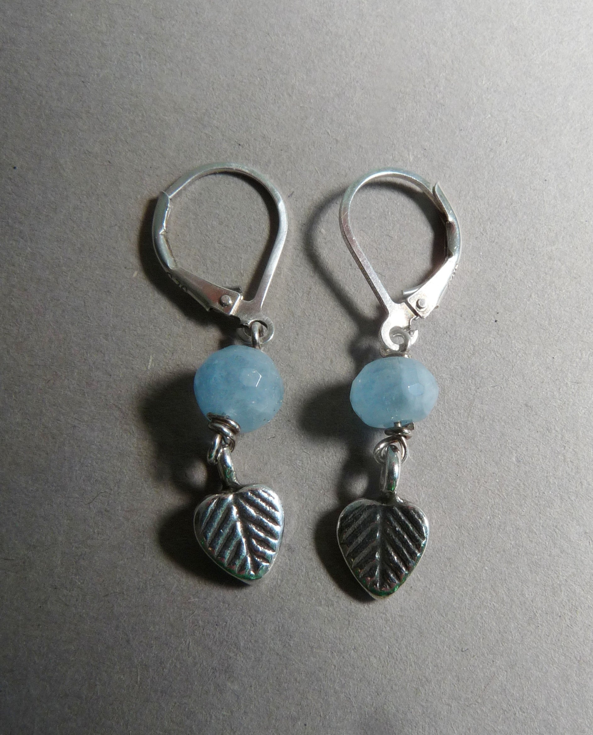 zilveren oorbellen aquamarijn blaadjes closeup