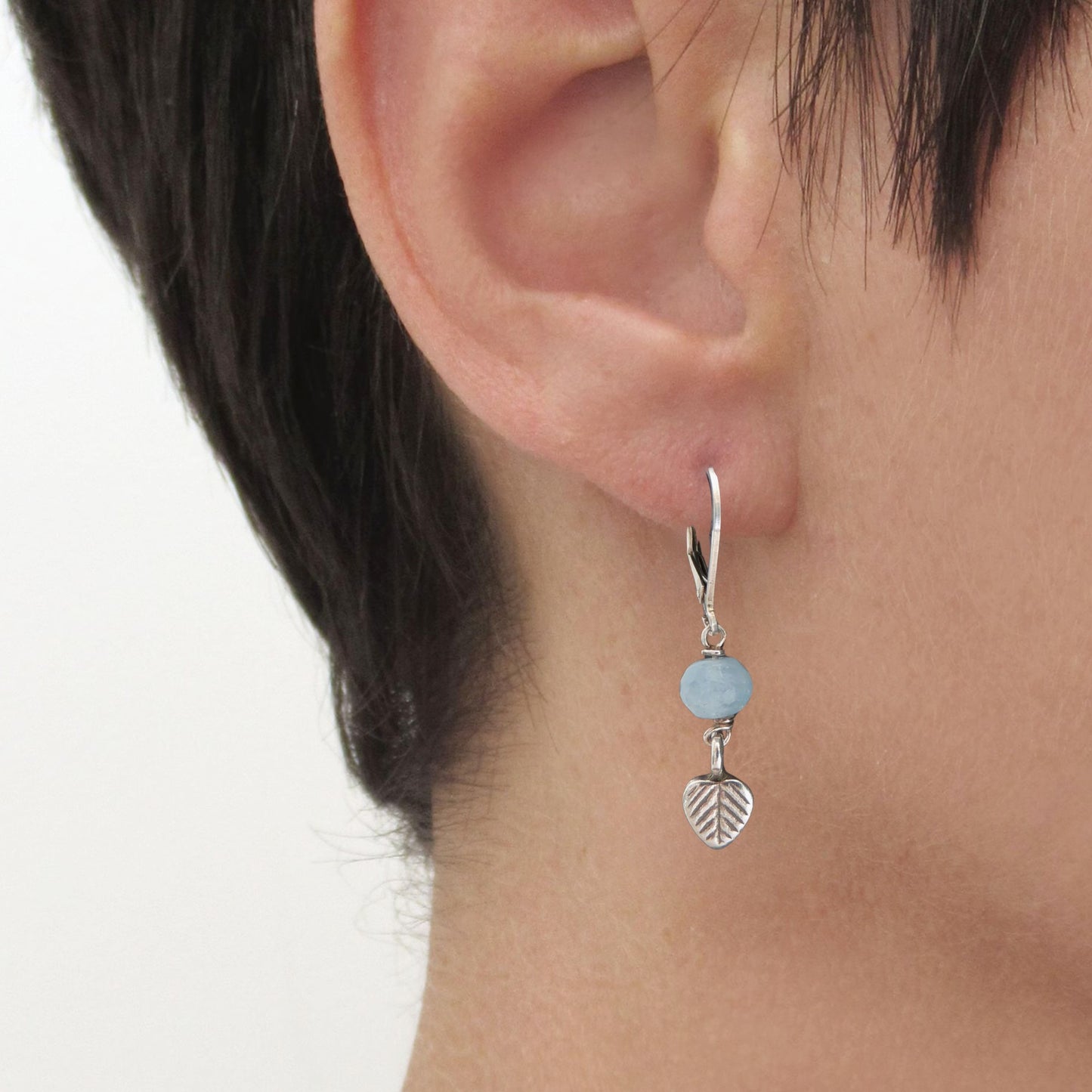 zilveren oorbellen aquamarijn gedragen door model