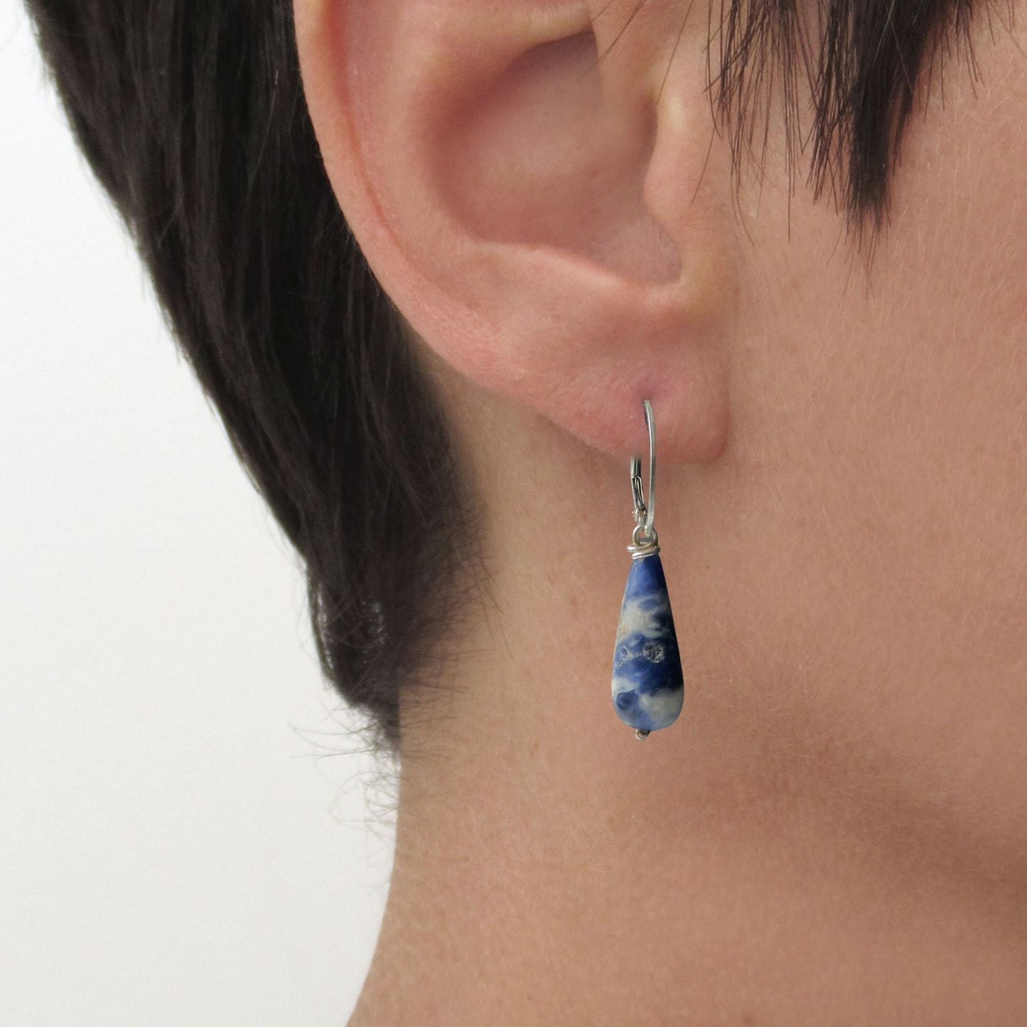 Lange zilveren oorbellen met Sodaliet druppels