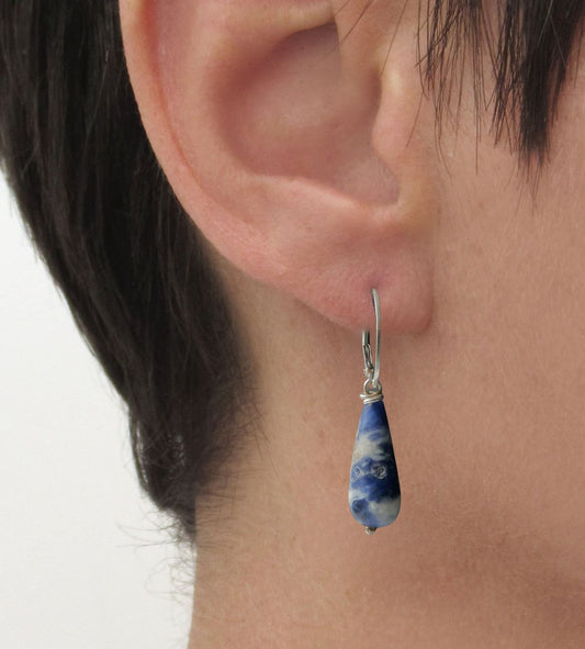 zilveren oorbellen sodaliet aan oor model