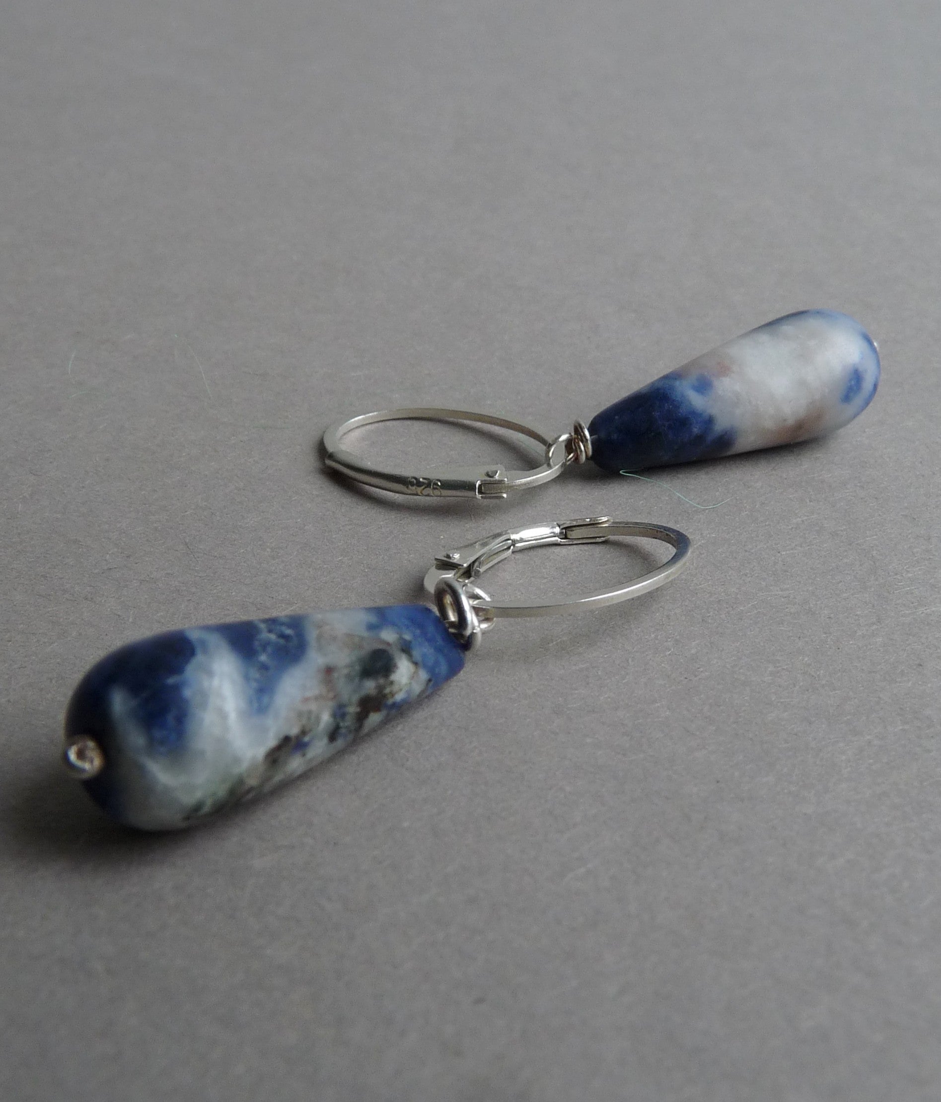 zilveren oorbellen sodaliet druppels close up
