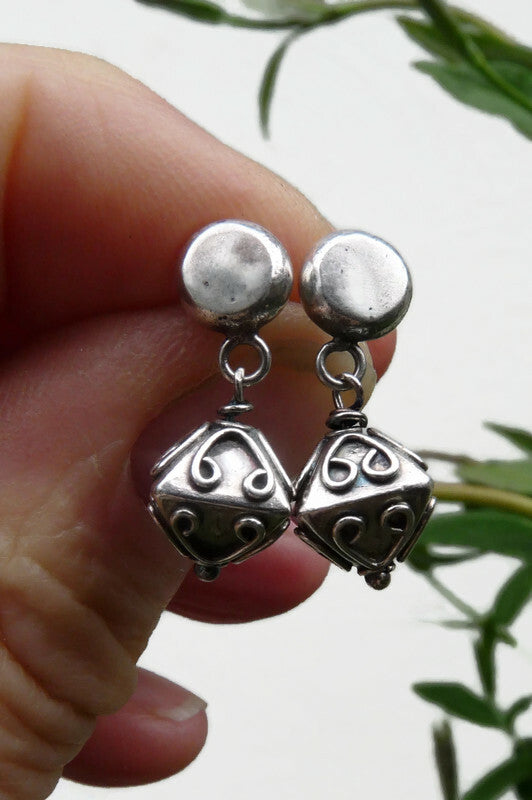 Heren oorbellen van gerecycled zilver – subtiel design met Balinese charme