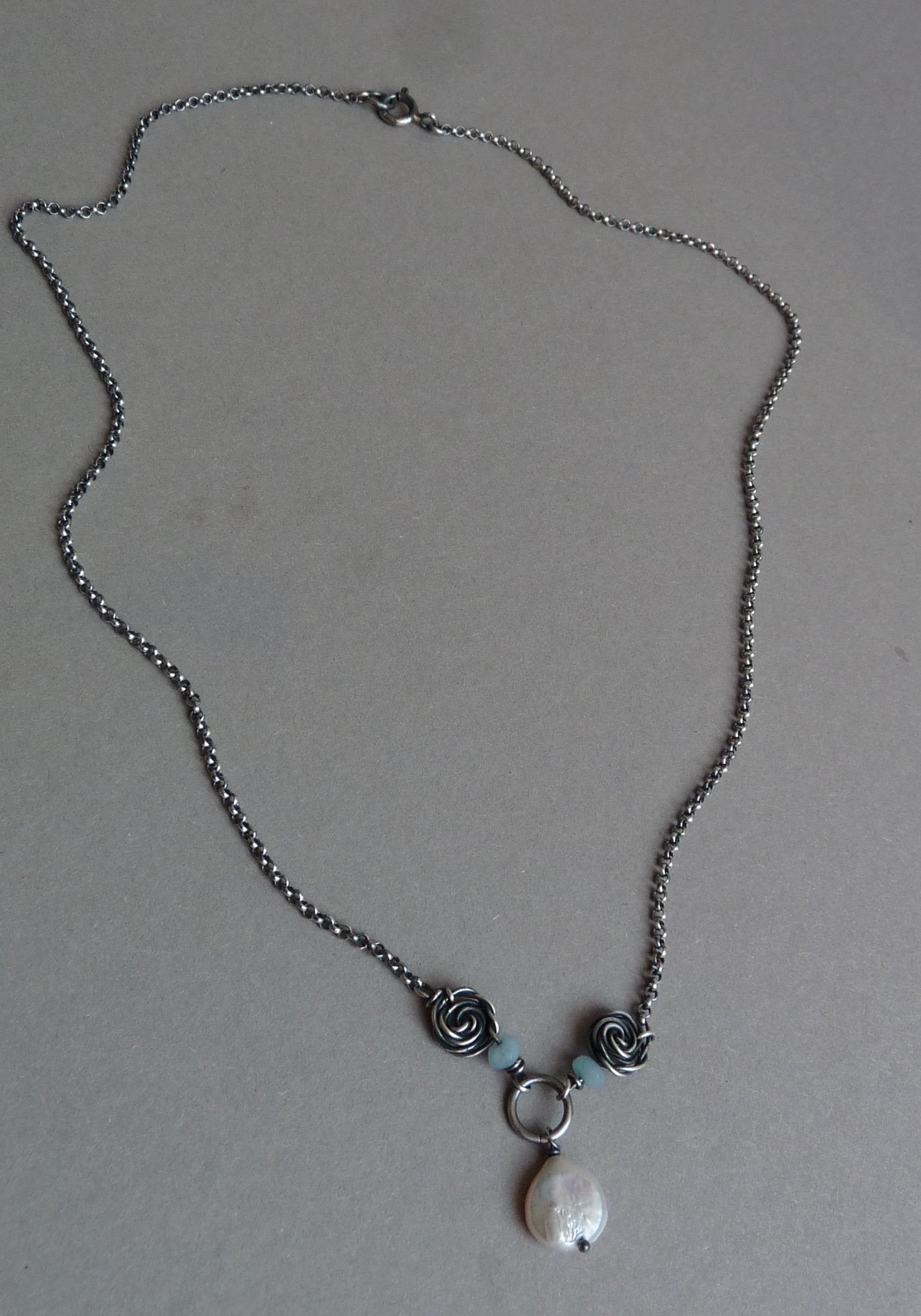 zilveren roosjes ketting muntparel aquamarijn