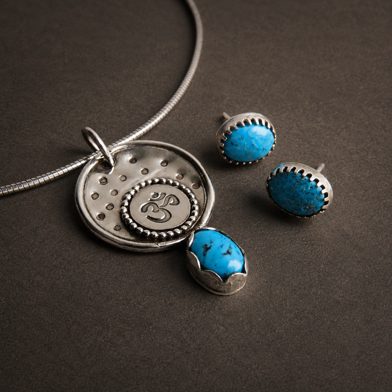 Zilveren ketting met turquoise hanger en Om-teken