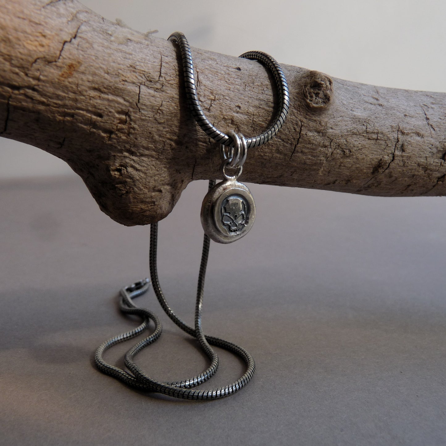 Silberne Männerkette mit Totenkopf Anhänger