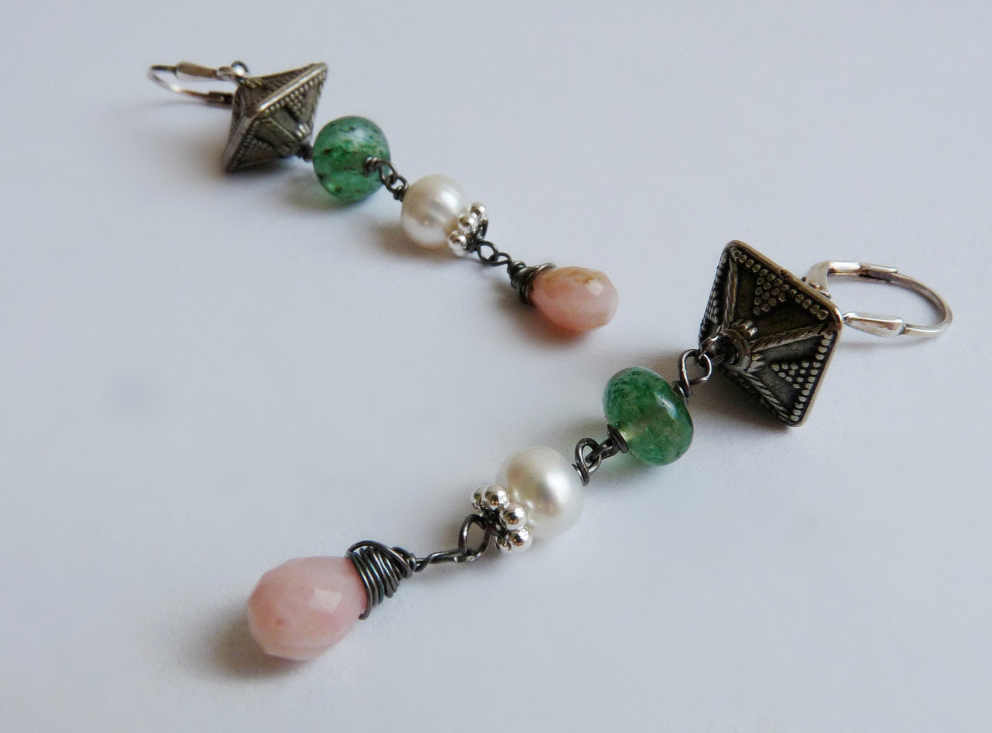 Lange silberne Brautohrringe mit Perle, Erdbeerquarz und Opal