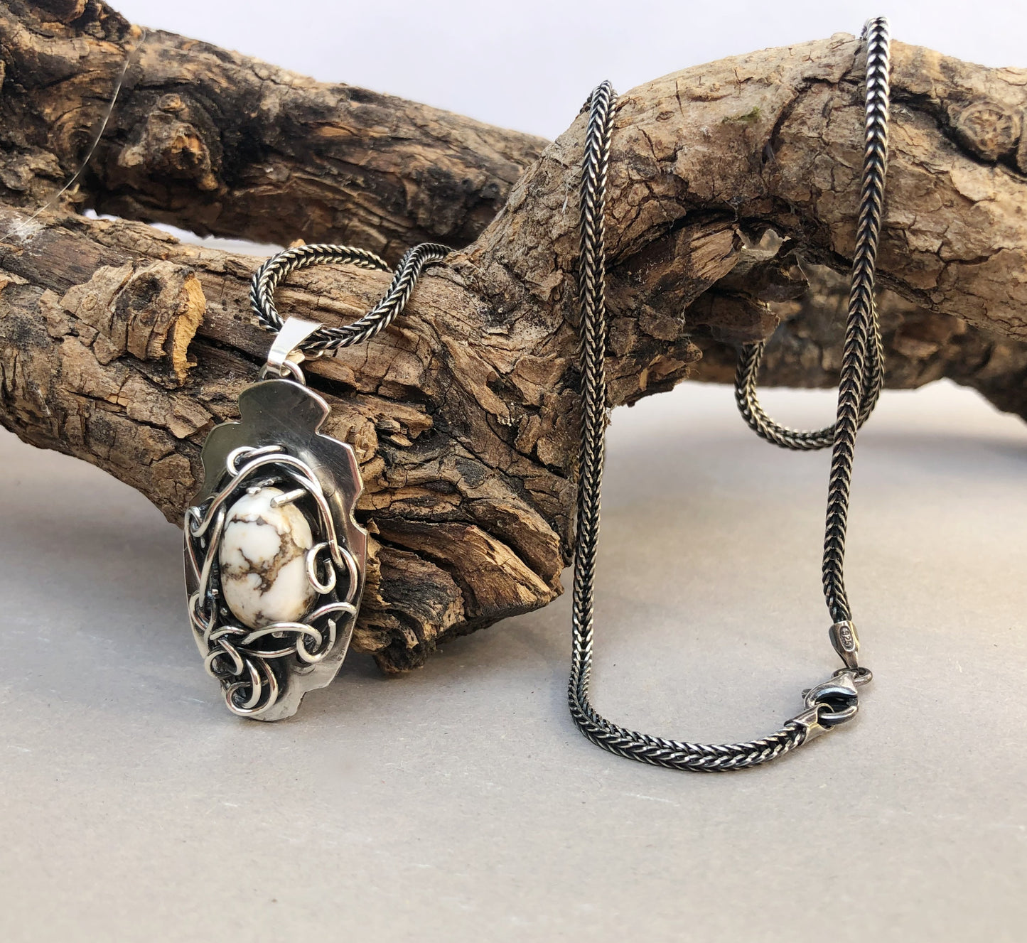 Zilveren heren ketting met hanger voor de stijlvolle man.