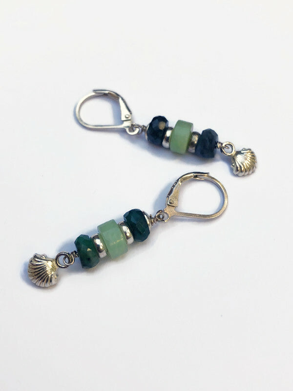 Lange Silberohrringe mit Smaragd und Amazonit