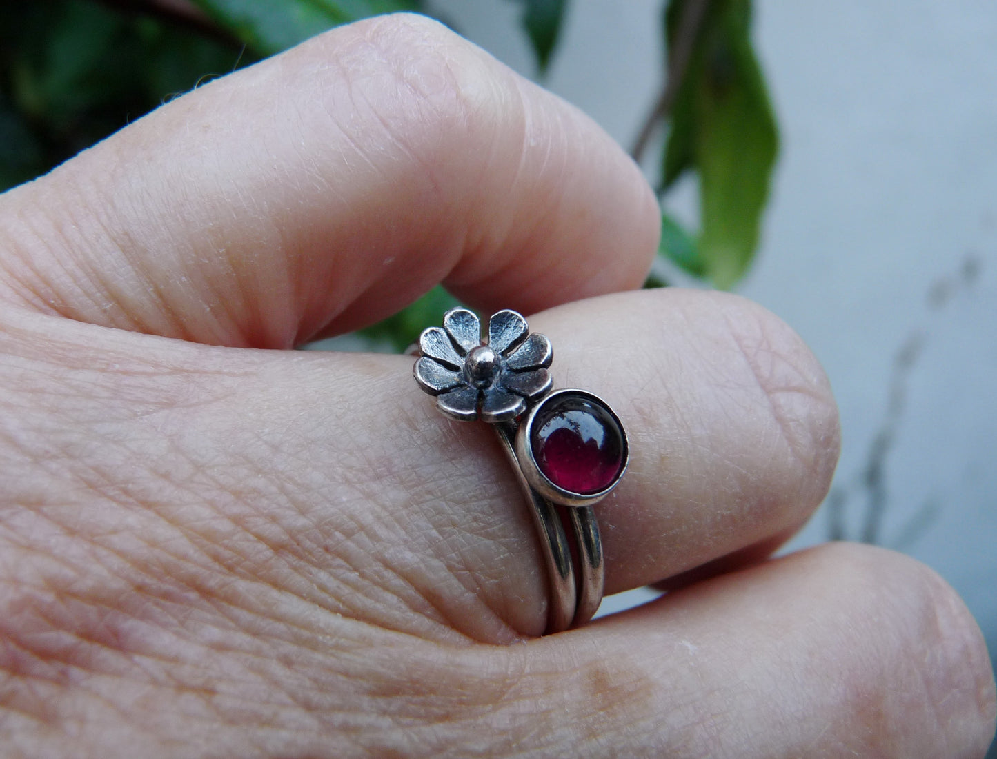 Stapelring mit Blume – zart & feminin