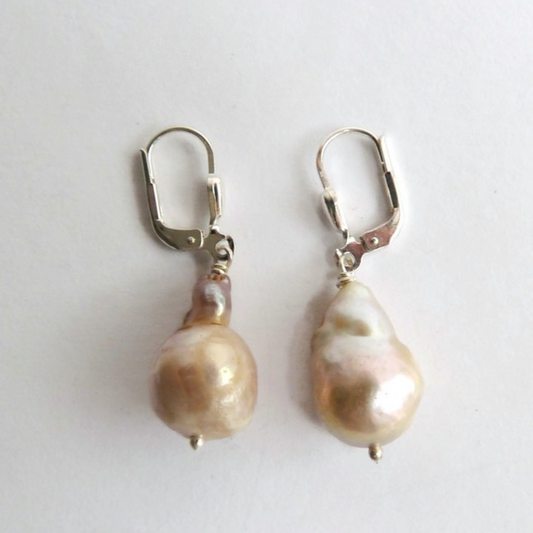 Druppelvormige zoetwaterparel oorbellen met Sterling zilveren klaphaakjes