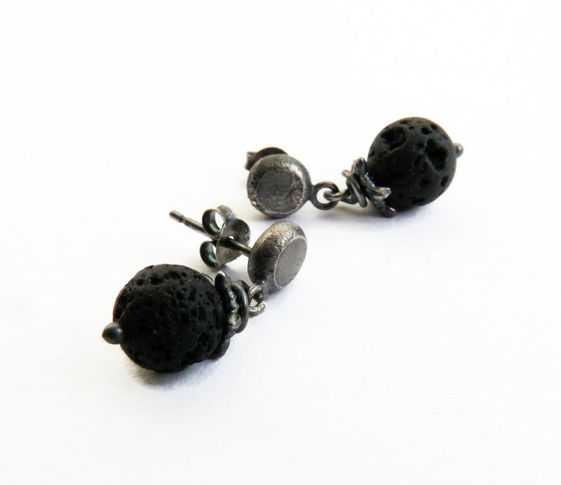 Stoere heren oorknopjes – ruw zilver studs met Lava • Raw Silver Line